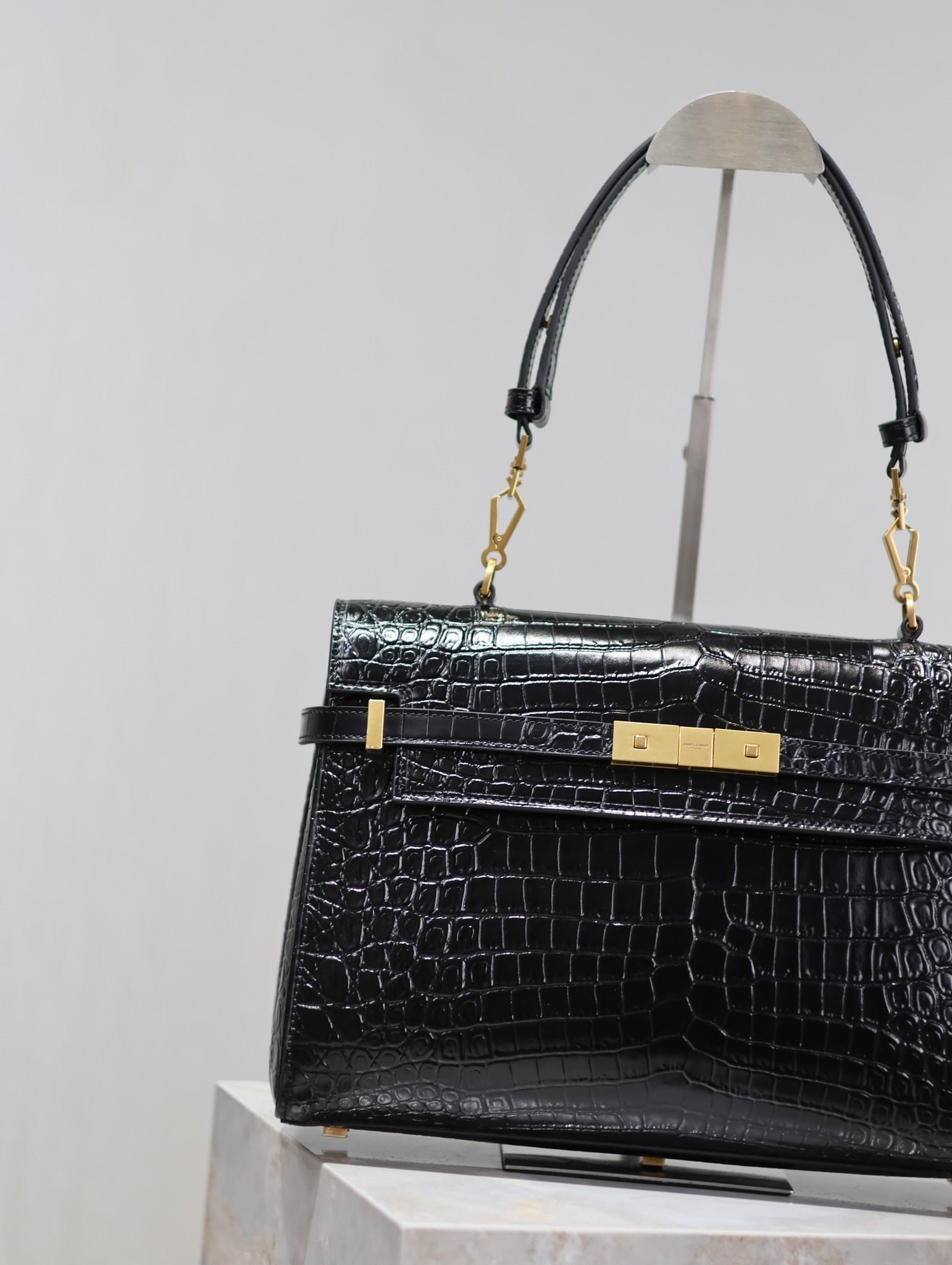 {Style No: IN3234NQ} MANHATTAN HANDBAG 32 IN BLACK CROCODILE-EMBOSSED CALFSKIN GOLD HARDWARE - Image 9