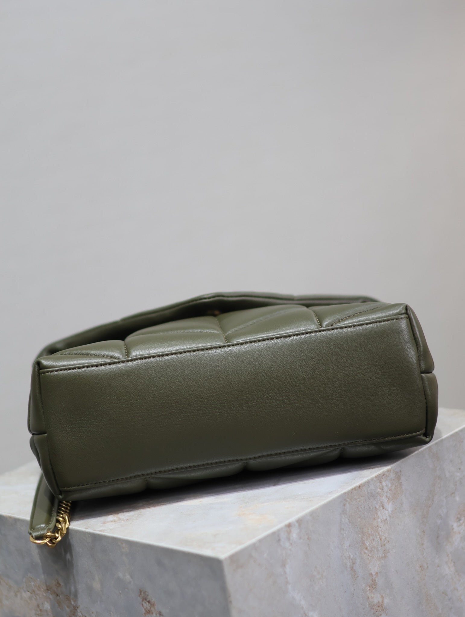 {Style No: S8VYD8KH} YSL 25S LOULOU PUFFER MM 29 IN DARK OLIVE CALFSKIN GOLD HARDWARE - Image 8