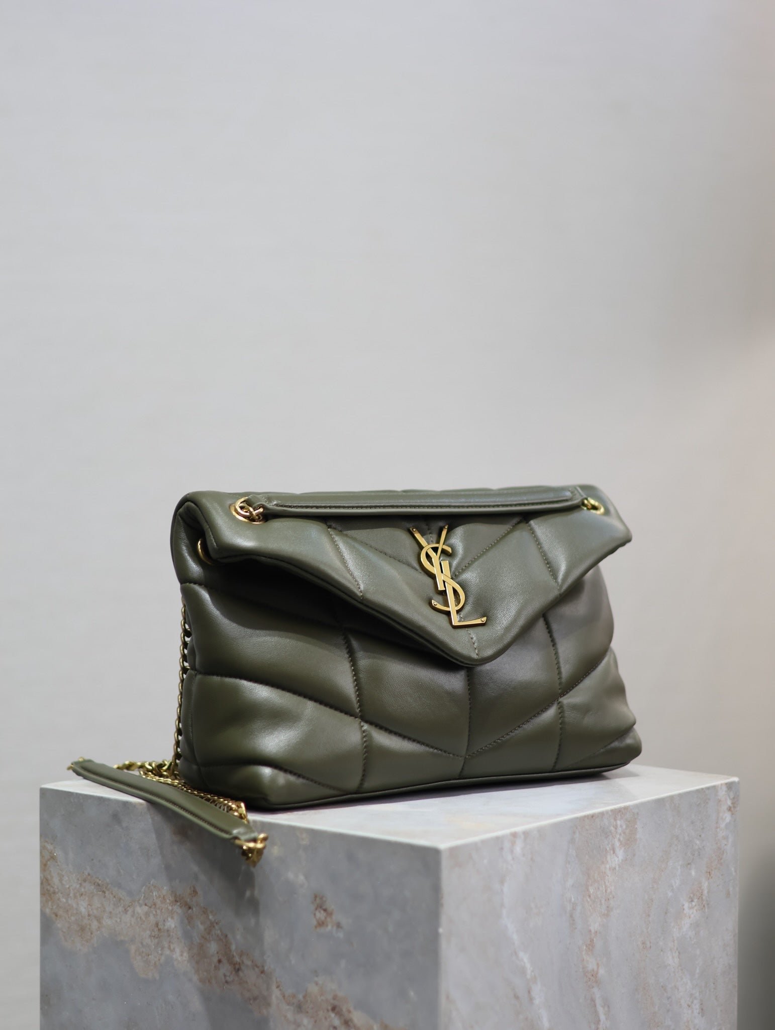 {Style No: S8VYD8KH} YSL 25S LOULOU PUFFER MM 29 IN DARK OLIVE CALFSKIN GOLD HARDWARE - Image 4