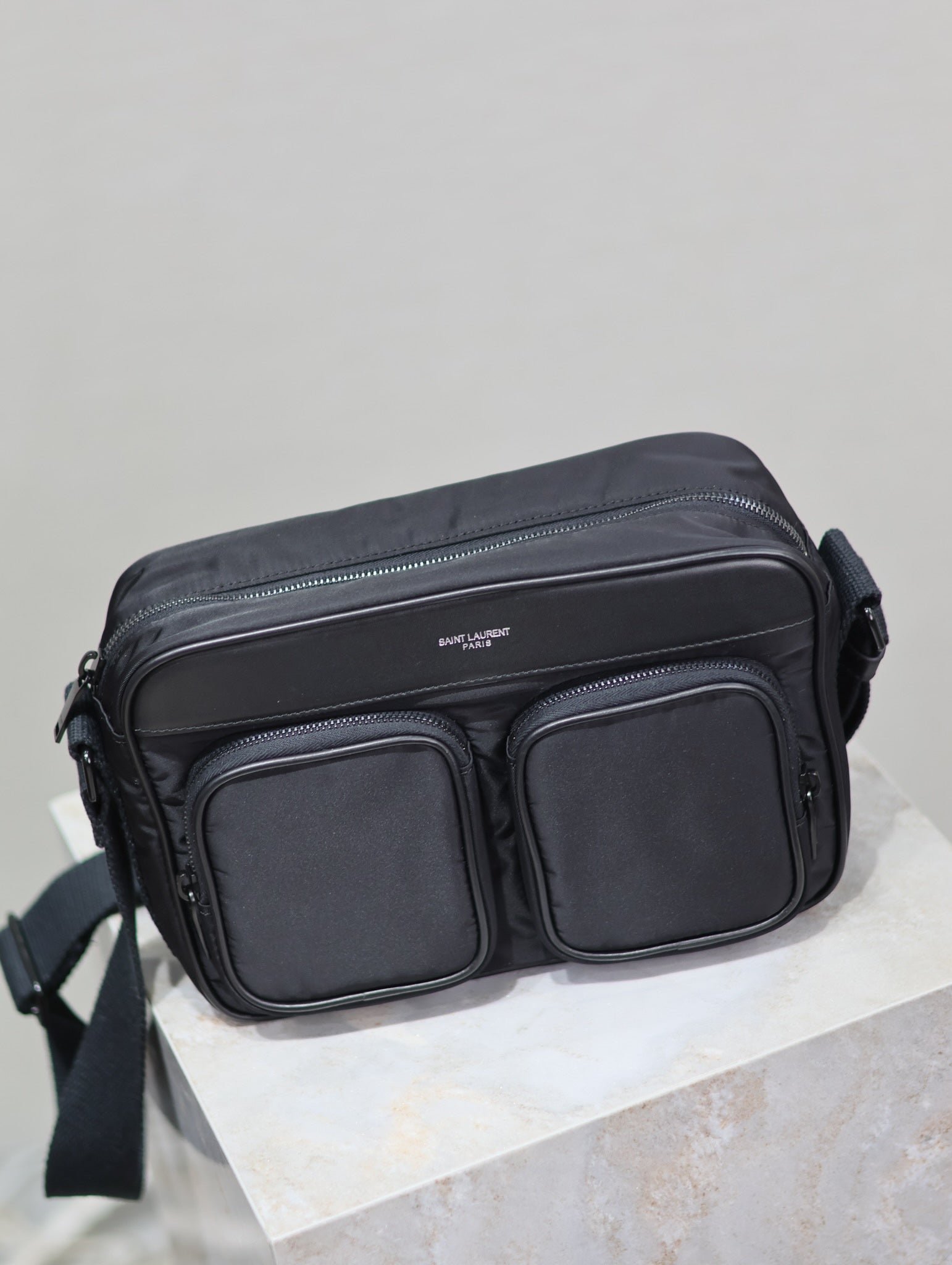 {Style No: 4GMNVCJL} CITY CAMERA BAG 24 IN BLACK ECONYL - Image 4
