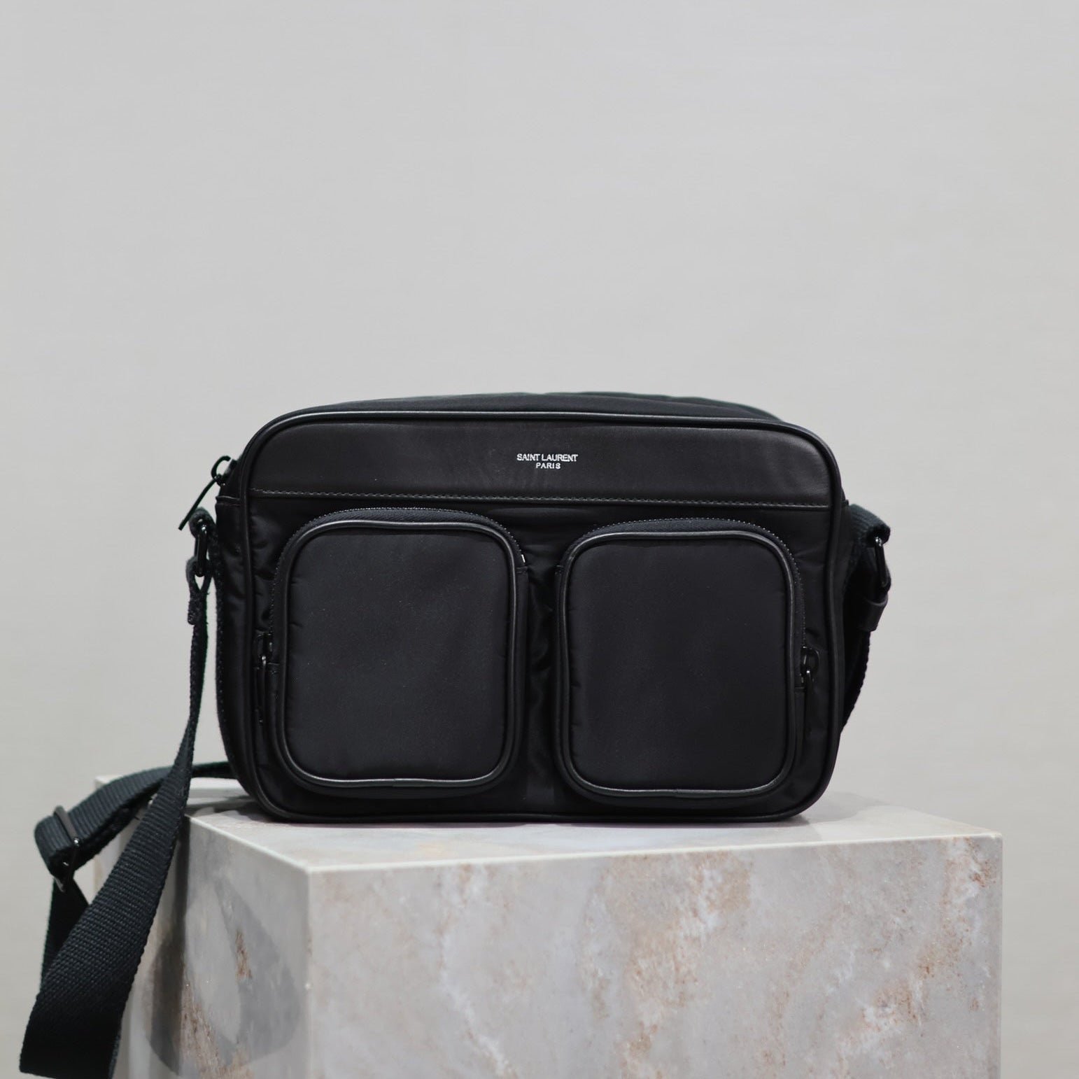{Style No: 4GMNVCJL} CITY CAMERA BAG 24 IN BLACK ECONYL