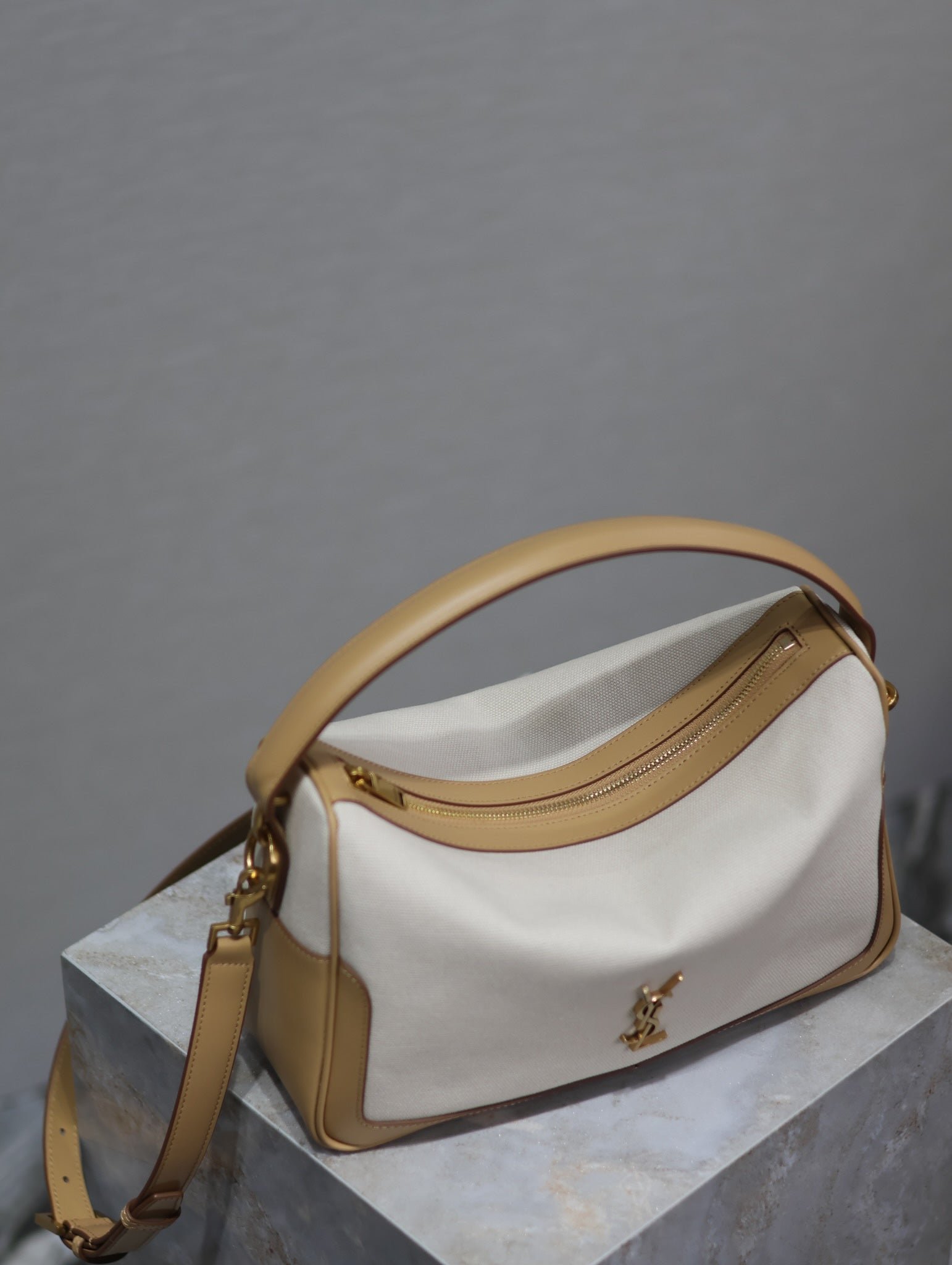 {Style No: 1UEUE77T} CAMERA SUPPLE BAG 28 IN WHITE CANVAS AND BROWN CALFSKIN TRIM - Image 6
