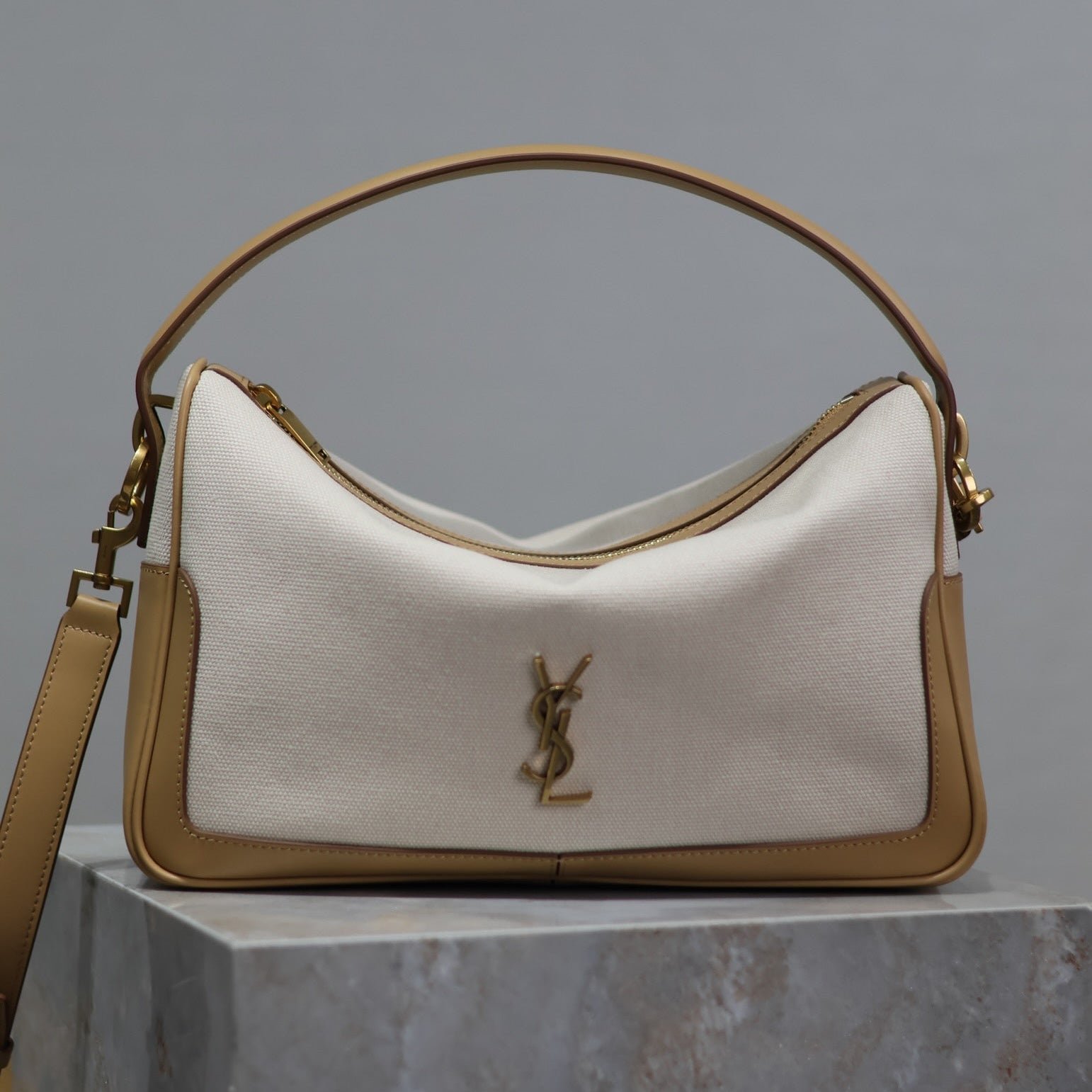 {Style No: 1UEUE77T} CAMERA SUPPLE BAG 28 IN WHITE CANVAS AND BROWN CALFSKIN TRIM
