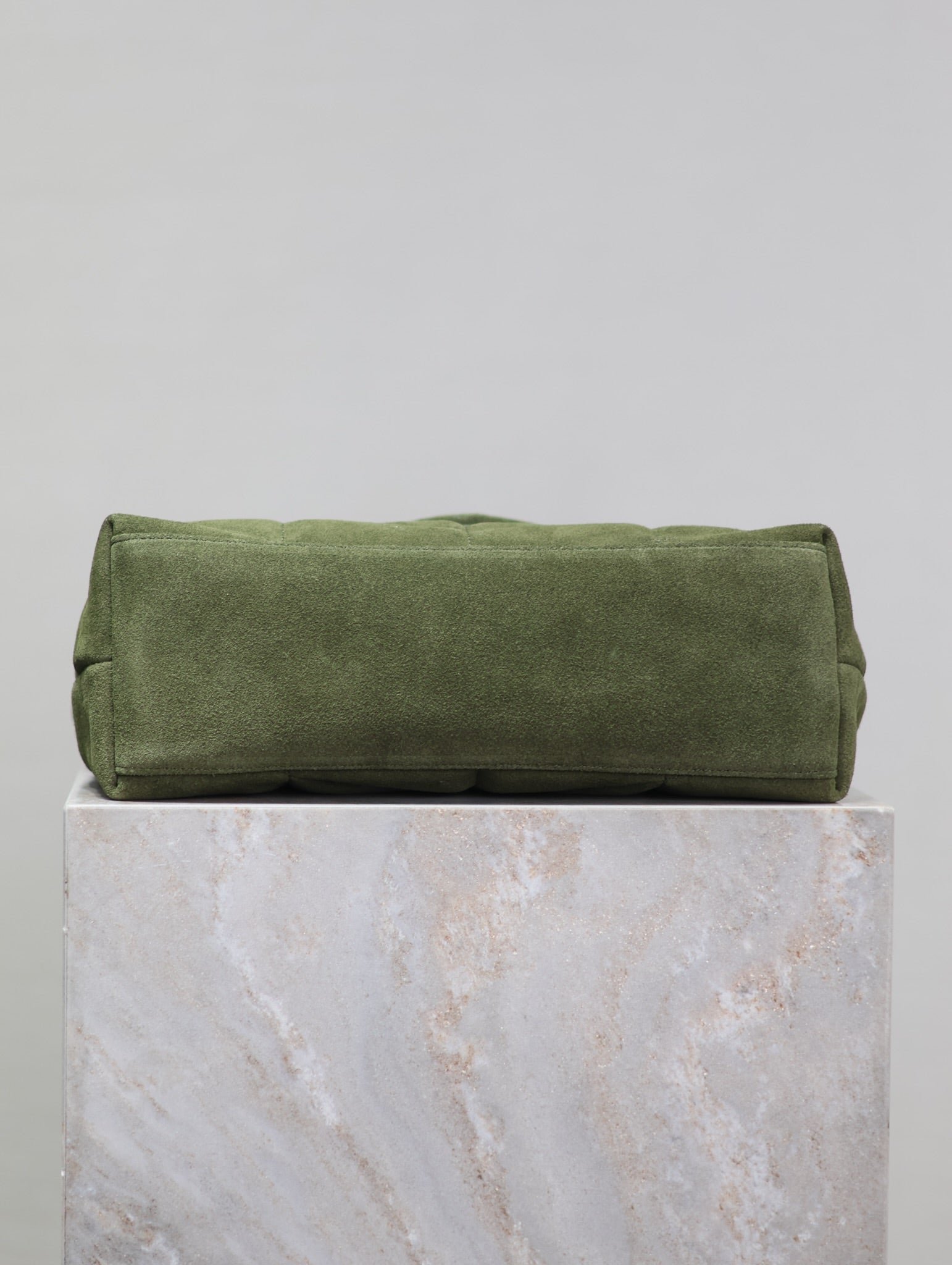 {Style No: R9YYTKZJ} YSL 25S LOULOU PUFFER MM 29 IN GREEN SUEDE GOLD HARDWARE - Image 9