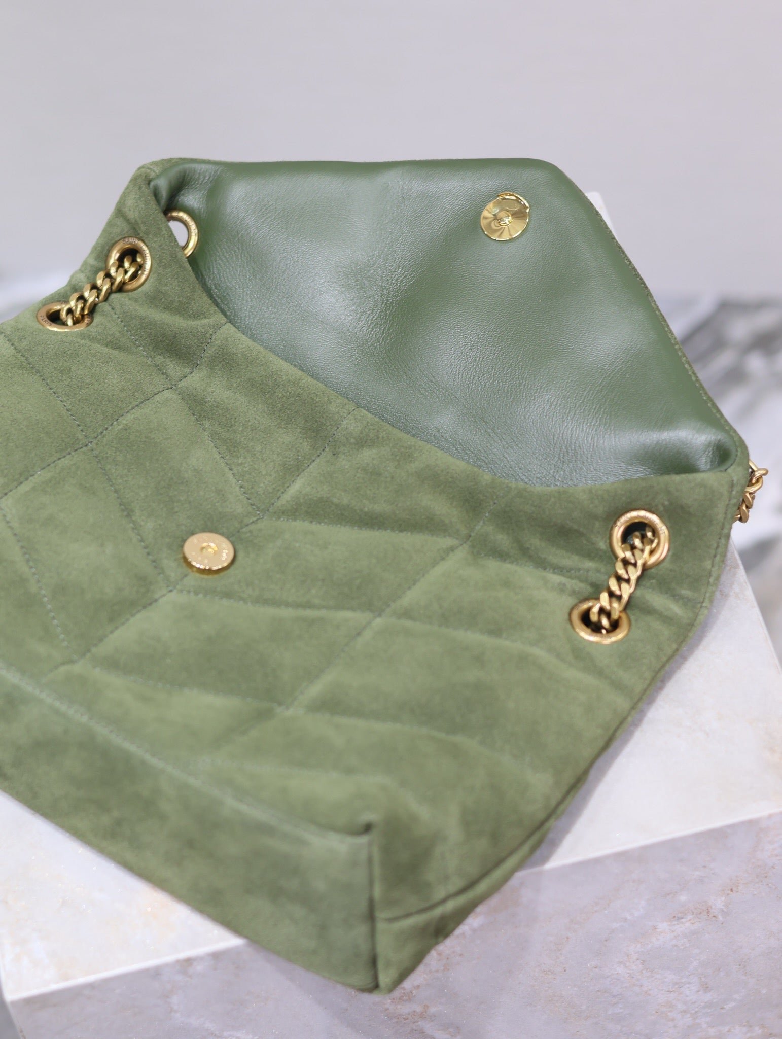 {Style No: Q92TW67B} YSL 25S LOULOU PUFFER MM 29 IN GREEN SUEDE GOLD HARDWRE - Image 5