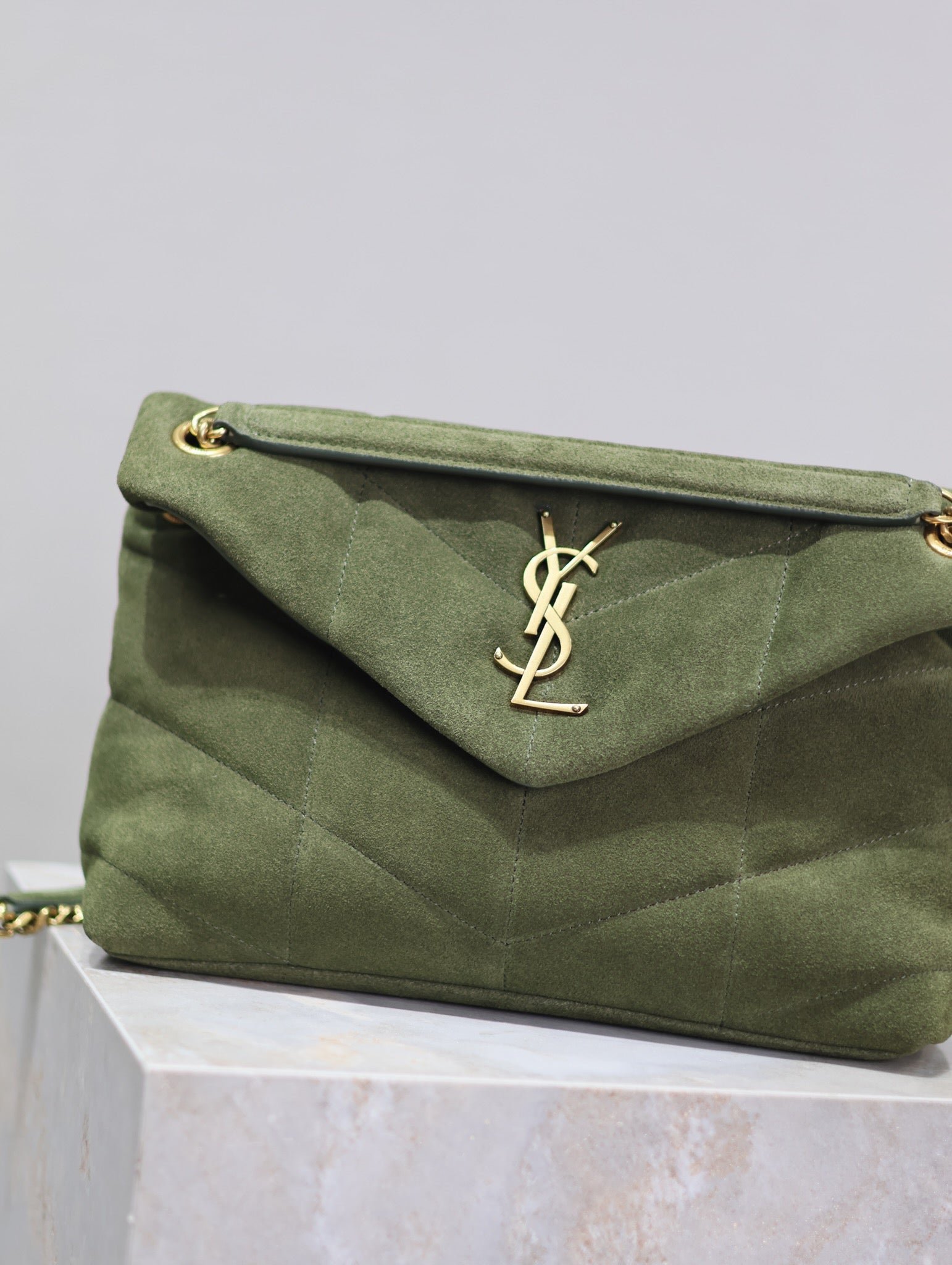 {Style No: Q92TW67B} YSL 25S LOULOU PUFFER MM 29 IN GREEN SUEDE GOLD HARDWRE - Image 3