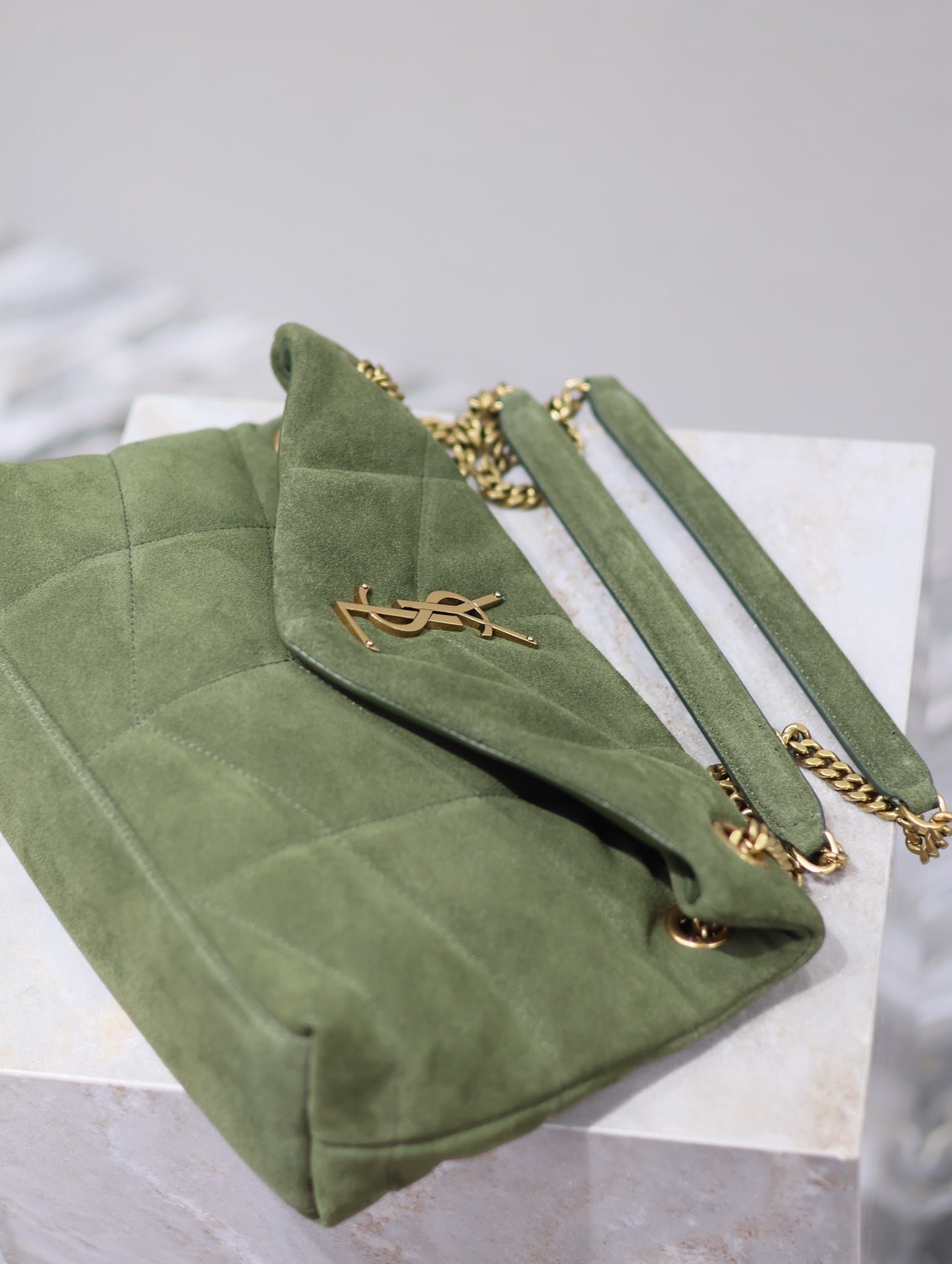 {Style No: Q92TW67B} YSL 25S LOULOU PUFFER MM 29 IN GREEN SUEDE GOLD HARDWRE - Image 4