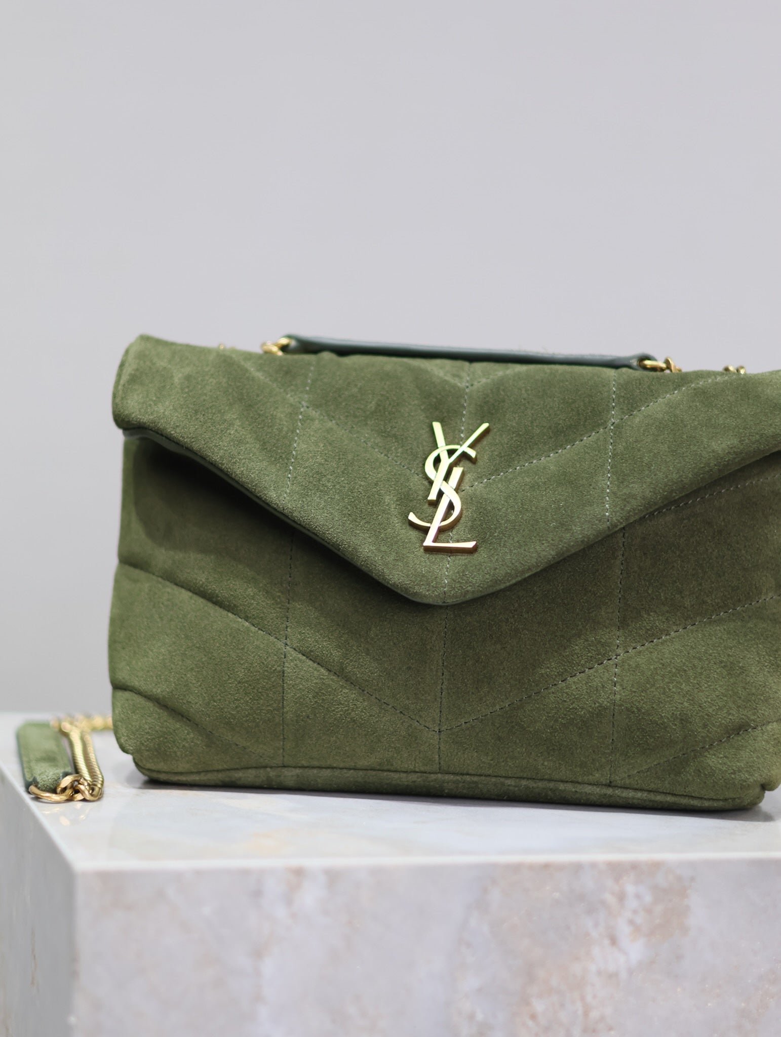 {Style No: CEXCXZR4} PUFFER TOY 23 IN PICKLE GREEN SUEDE GOLD HARDWARE - Image 9