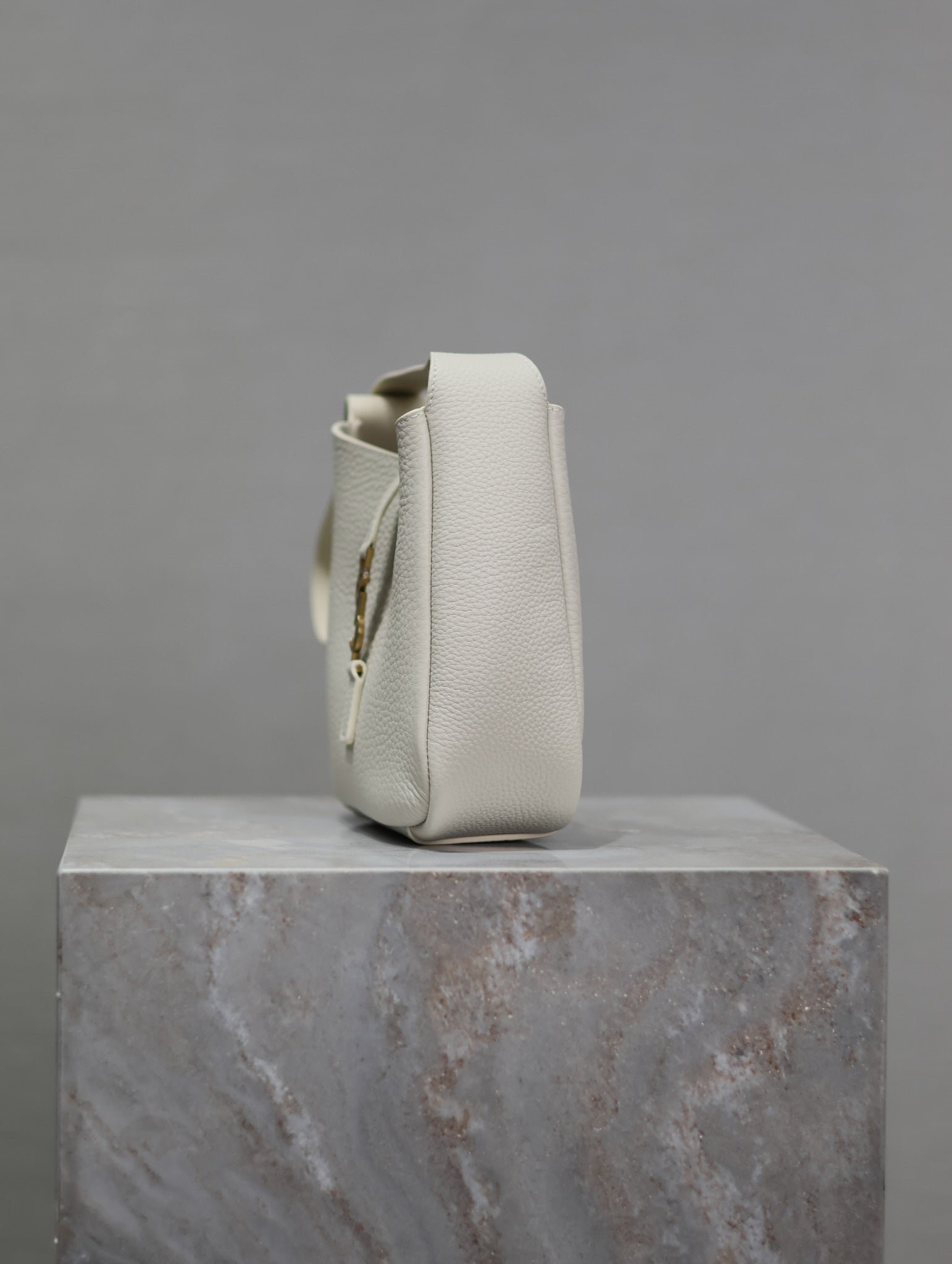 {Style No: Q4MESBCN} YSL 25S LE 5 À 7 BAG 16 IN BLANC VINTAGE GRAINED CALFSKIN GOLD HARDWARE - Image 7
