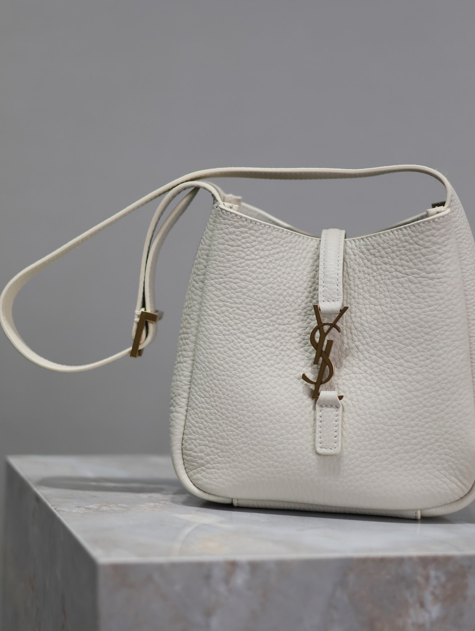{Style No: Q4MESBCN} YSL 25S LE 5 À 7 BAG 16 IN BLANC VINTAGE GRAINED CALFSKIN GOLD HARDWARE - Image 3