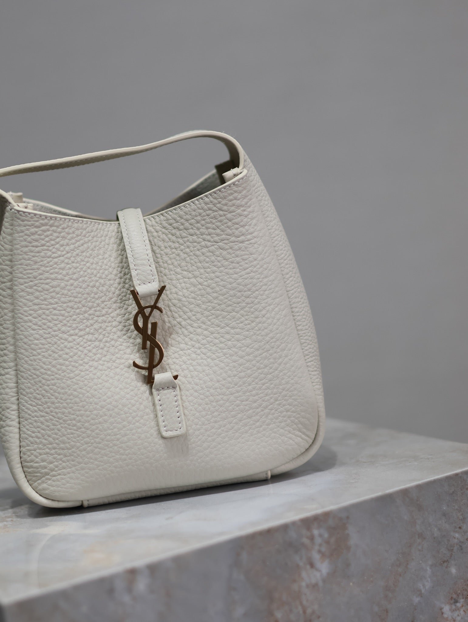 {Style No: Q4MESBCN} YSL 25S LE 5 À 7 BAG 16 IN BLANC VINTAGE GRAINED CALFSKIN GOLD HARDWARE - Image 9
