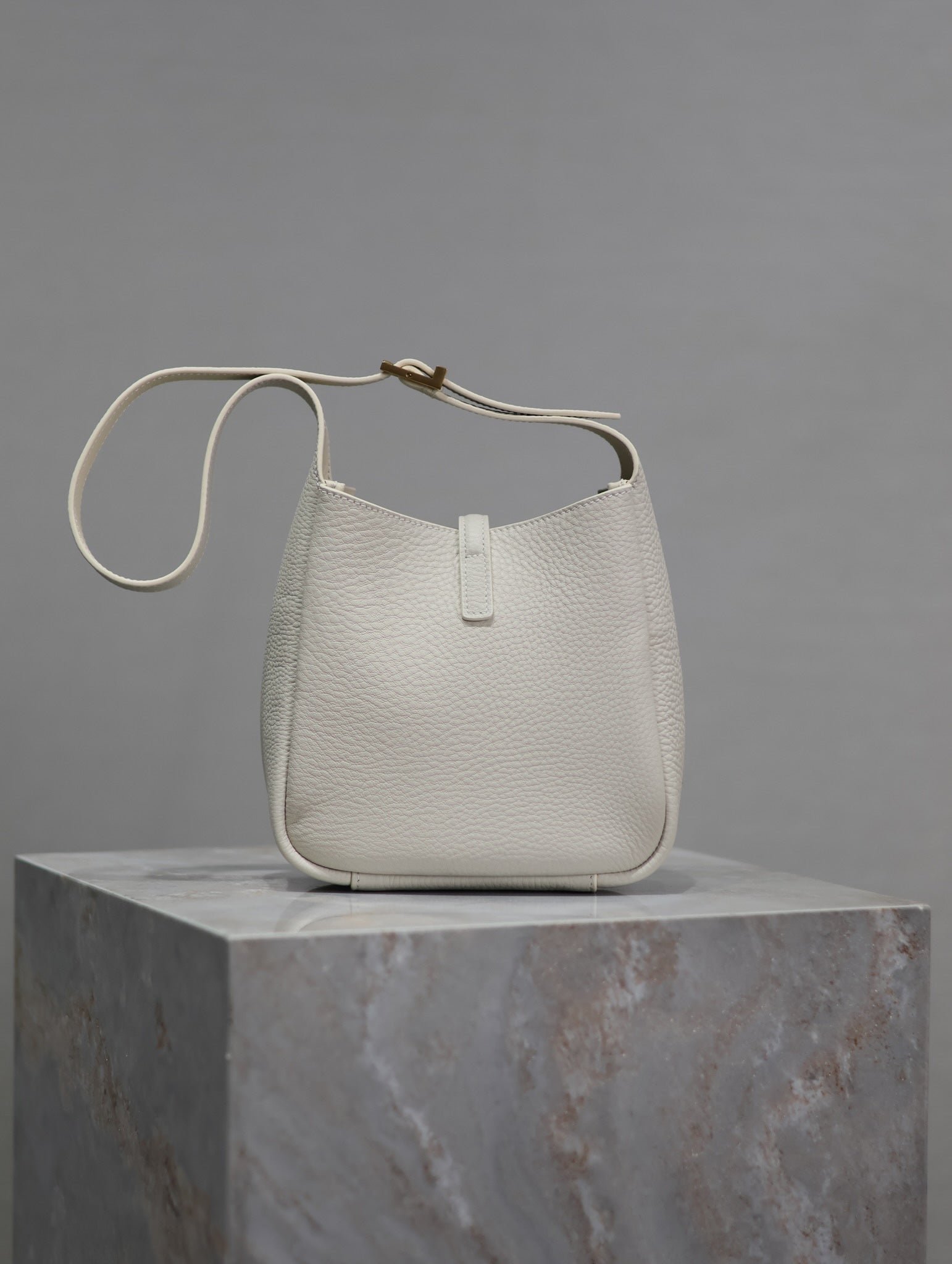 {Style No: Q4MESBCN} YSL 25S LE 5 À 7 BAG 16 IN BLANC VINTAGE GRAINED CALFSKIN GOLD HARDWARE - Image 2