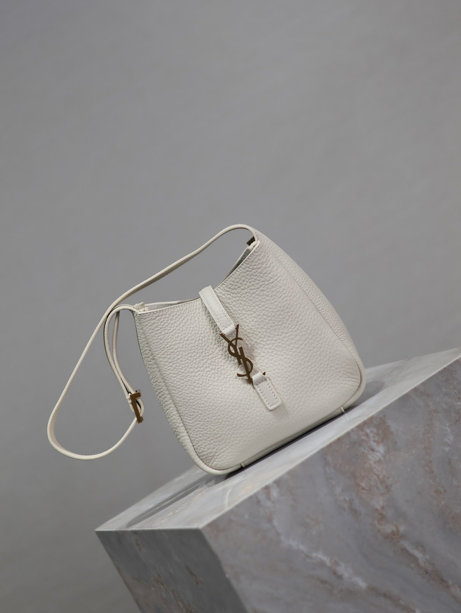 {Style No: Q4MESBCN} YSL 25S LE 5 À 7 BAG 16 IN BLANC VINTAGE GRAINED CALFSKIN GOLD HARDWARE - Image 8