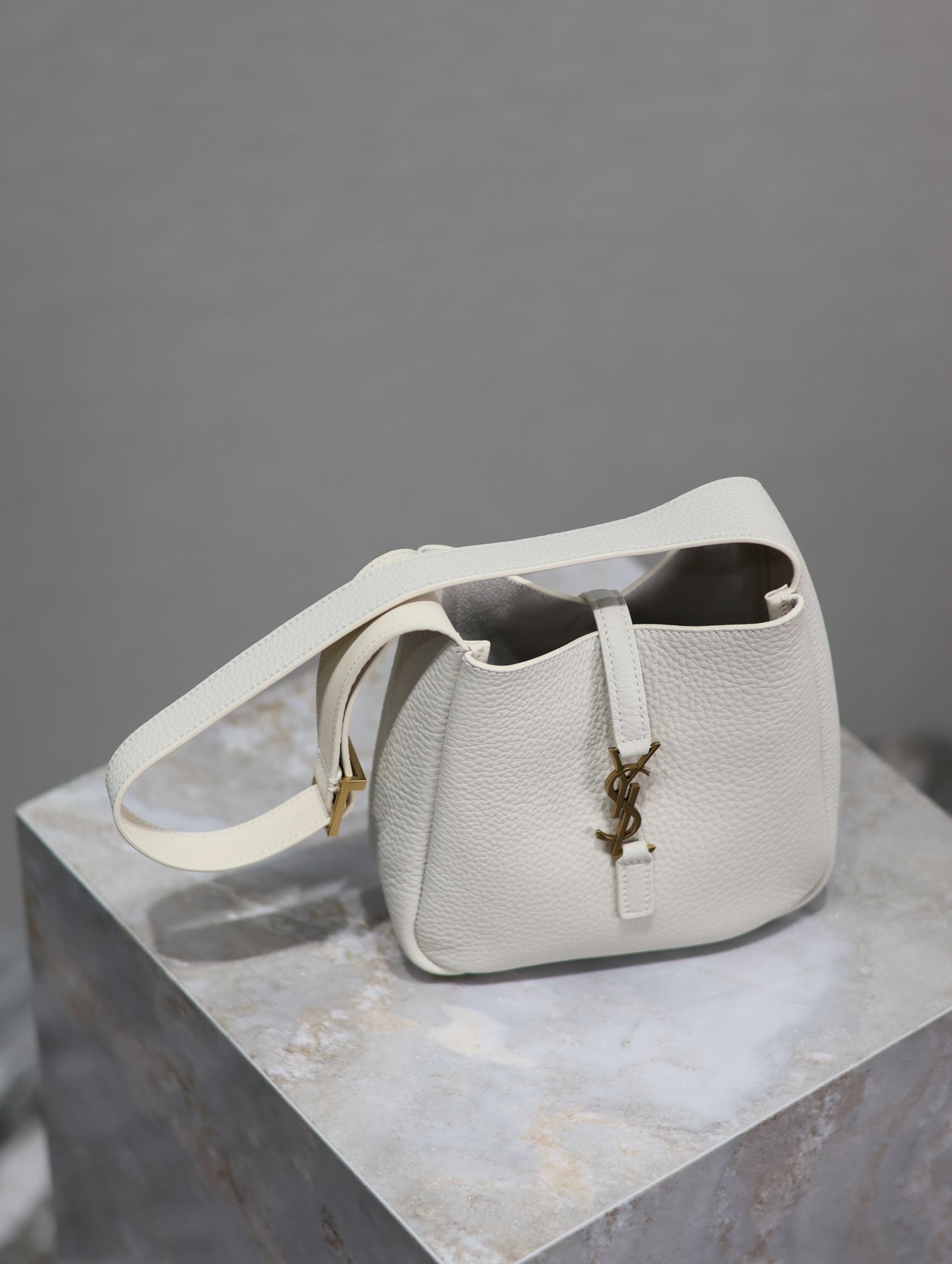 {Style No: Q4MESBCN} YSL 25S LE 5 À 7 BAG 16 IN BLANC VINTAGE GRAINED CALFSKIN GOLD HARDWARE - Image 4