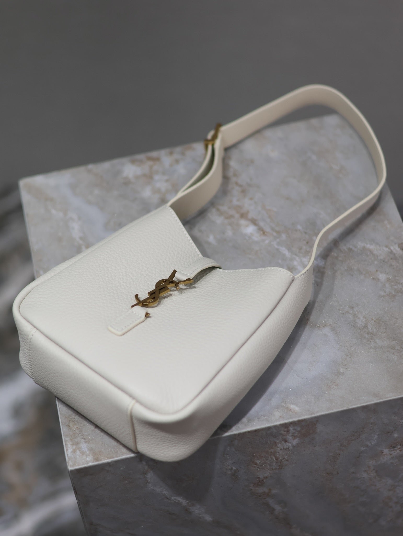 {Style No: Q4MESBCN} YSL 25S LE 5 À 7 BAG 16 IN BLANC VINTAGE GRAINED CALFSKIN GOLD HARDWARE - Image 6