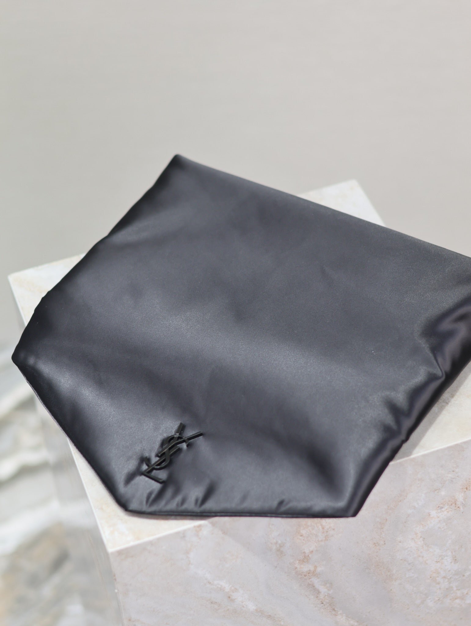 {Style No: XGI2189L} ENVELOPE CLUTCH 29 IN BLACK NYLON BLACK LOGO - Image 7