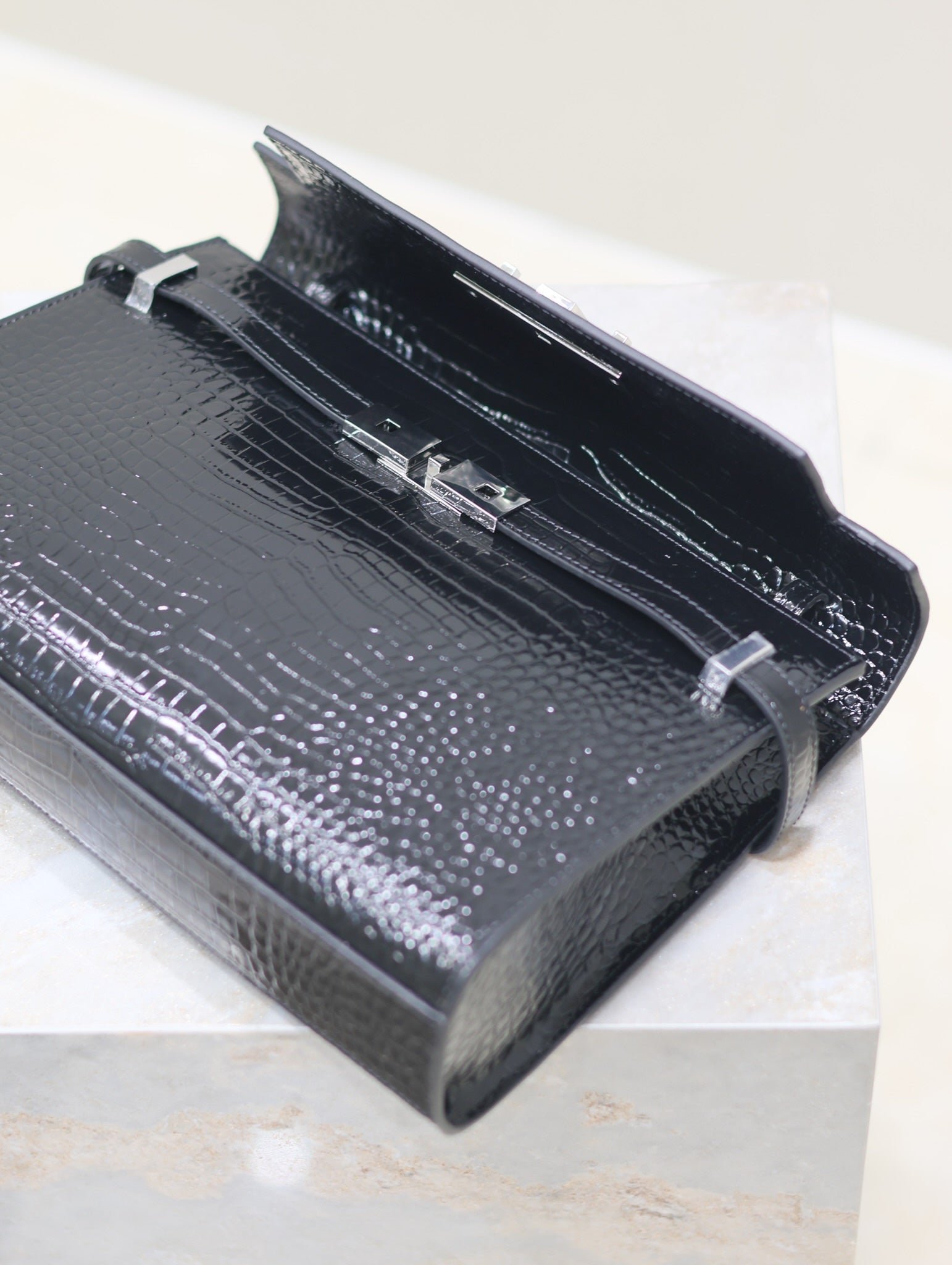 {Style No: NRJ67QNO} MANHATTAN MEDIUM 29 IN BLACK CROCODILE-EMBOSSED CALFSKIN SILVER BUCKLE - Image 7