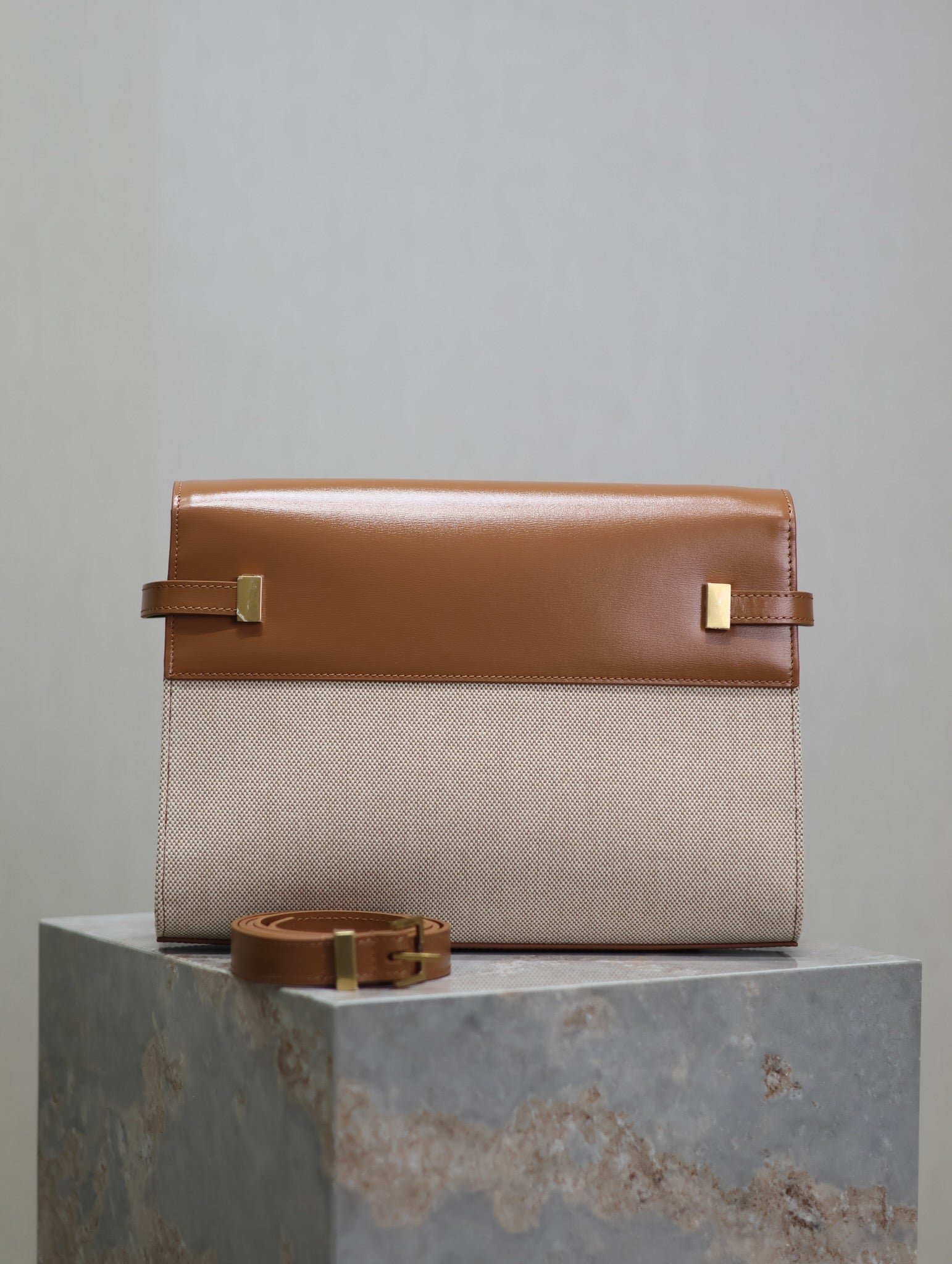 {Style No: 5GWH34L3} MANHATTAN MEDIUM 29 IN WHITE CANVAS AND BROWN CALFSKIN GOLD BUCKLE - Image 3