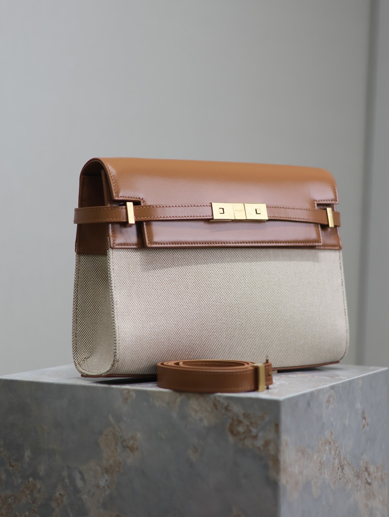 {Style No: 5GWH34L3} MANHATTAN MEDIUM 29 IN WHITE CANVAS AND BROWN CALFSKIN GOLD BUCKLE - Image 5