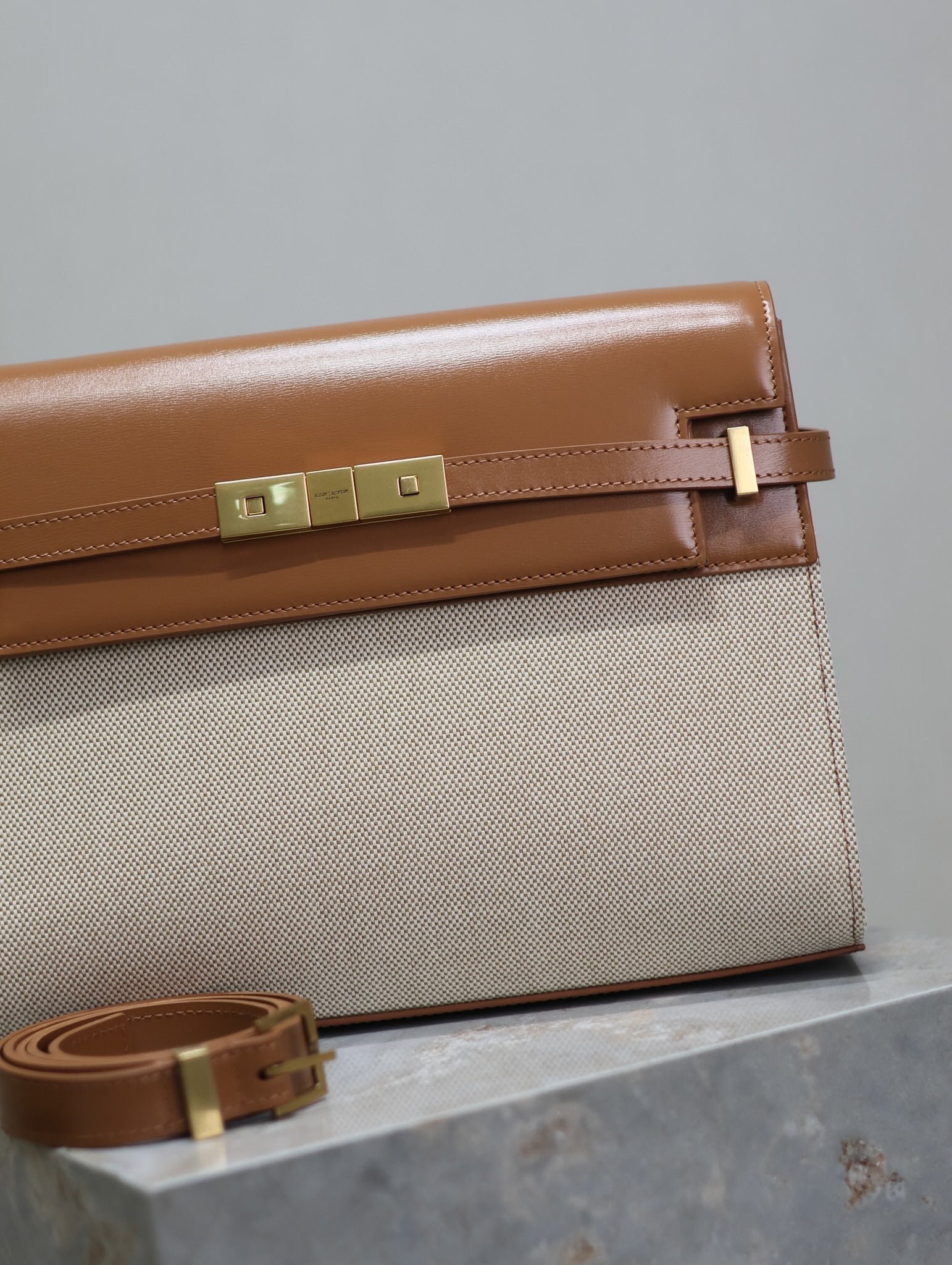 {Style No: 5GWH34L3} MANHATTAN MEDIUM 29 IN WHITE CANVAS AND BROWN CALFSKIN GOLD BUCKLE - Image 6