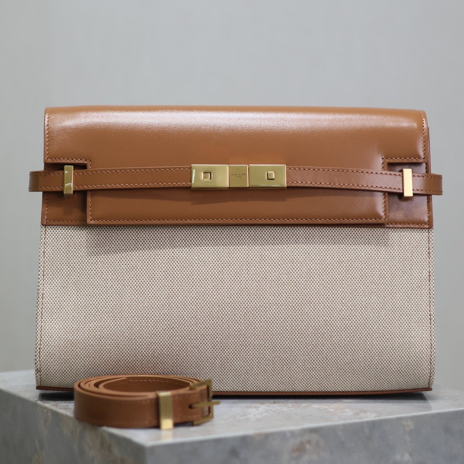 {Style No: 5GWH34L3} MANHATTAN MEDIUM 29 IN WHITE CANVAS AND BROWN CALFSKIN GOLD BUCKLE