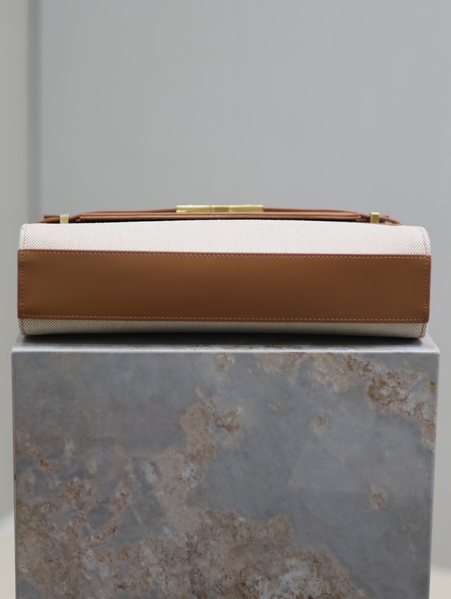 {Style No: 5GWH34L3} MANHATTAN MEDIUM 29 IN WHITE CANVAS AND BROWN CALFSKIN GOLD BUCKLE - Image 7