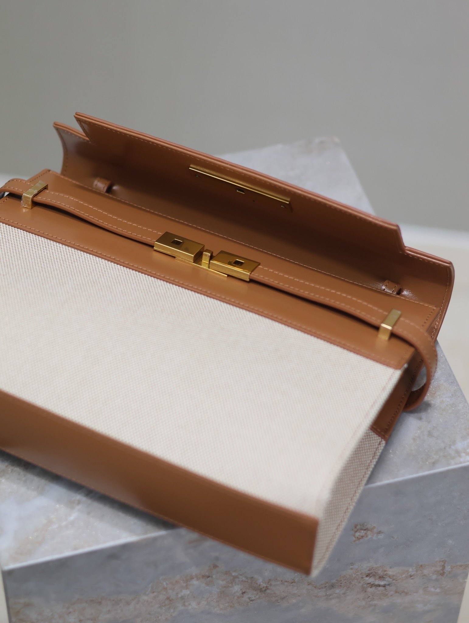 {Style No: 5GWH34L3} MANHATTAN MEDIUM 29 IN WHITE CANVAS AND BROWN CALFSKIN GOLD BUCKLE - Image 8