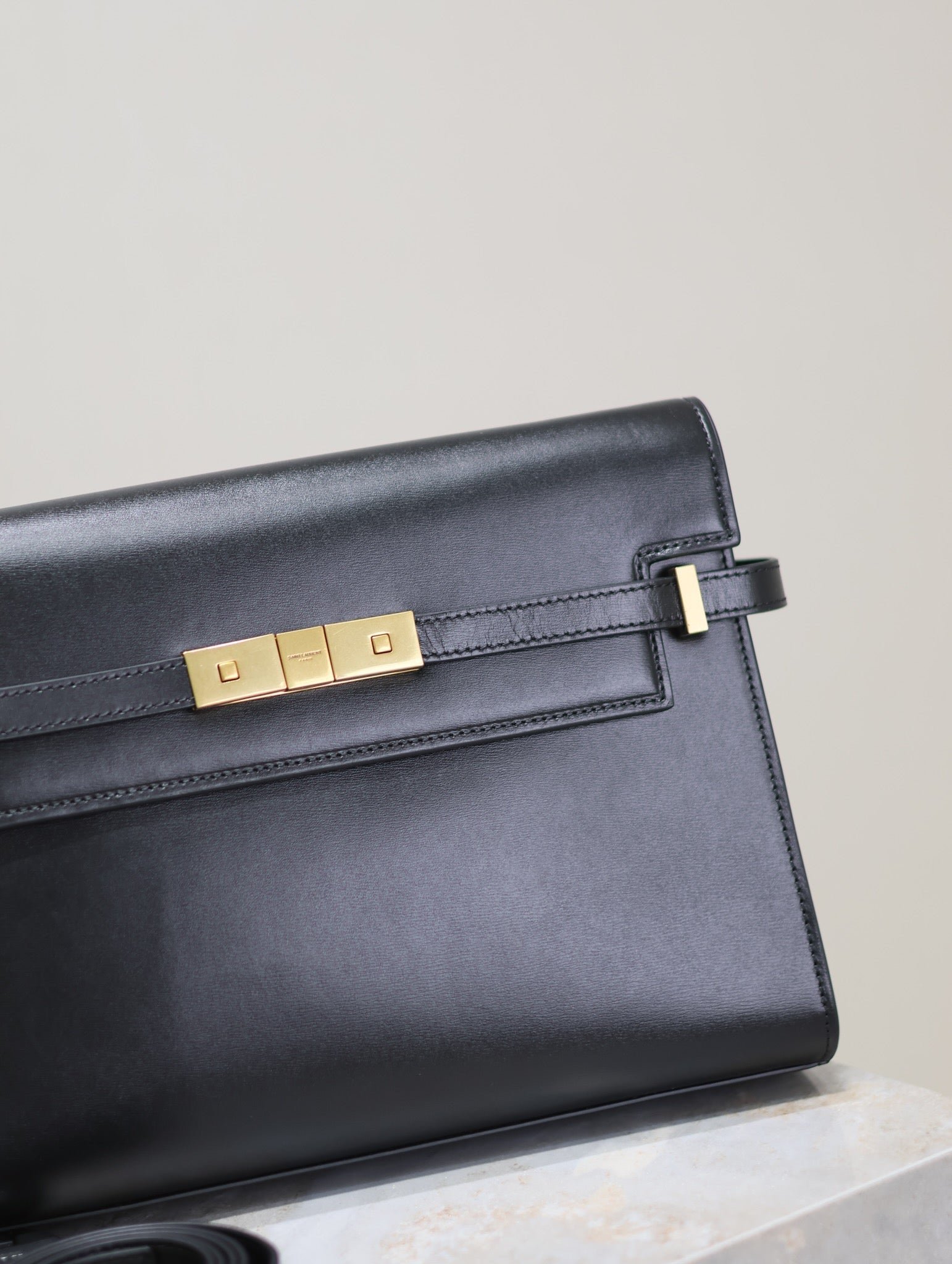 {Style No: 3VXMROZ4} MANHATTAN MEDIUM 29 IN BLACK SMOOTH CALFSKIN GOLD BUCKLE - Image 4