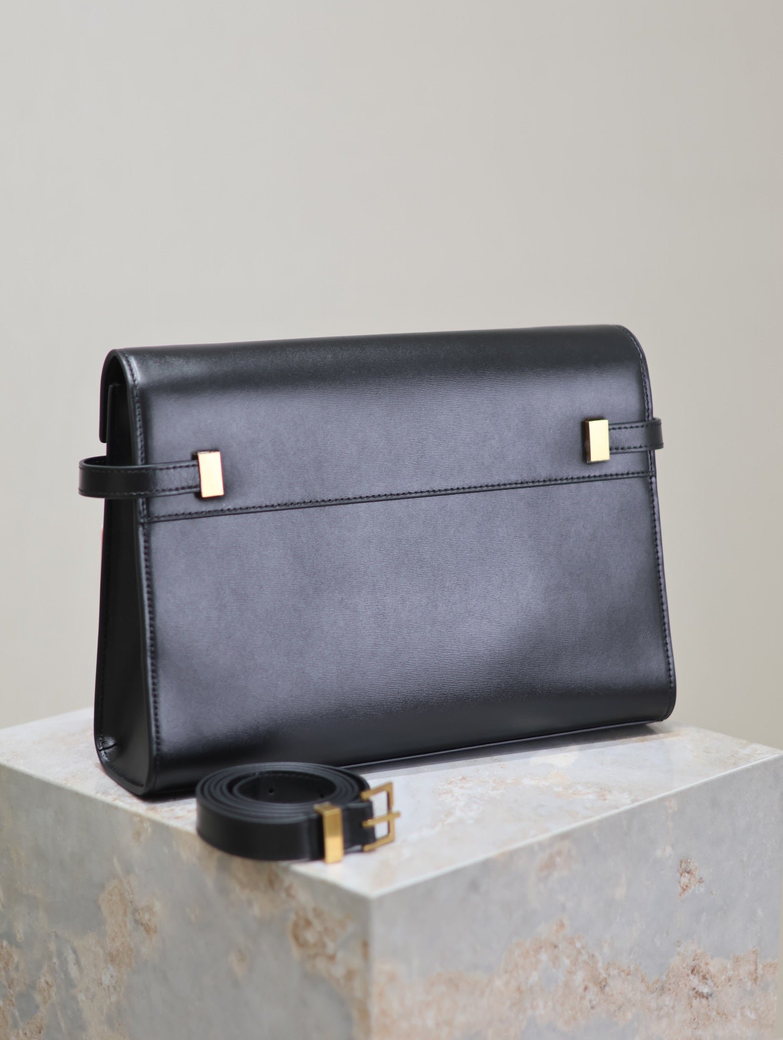 {Style No: 3VXMROZ4} MANHATTAN MEDIUM 29 IN BLACK SMOOTH CALFSKIN GOLD BUCKLE - Image 5