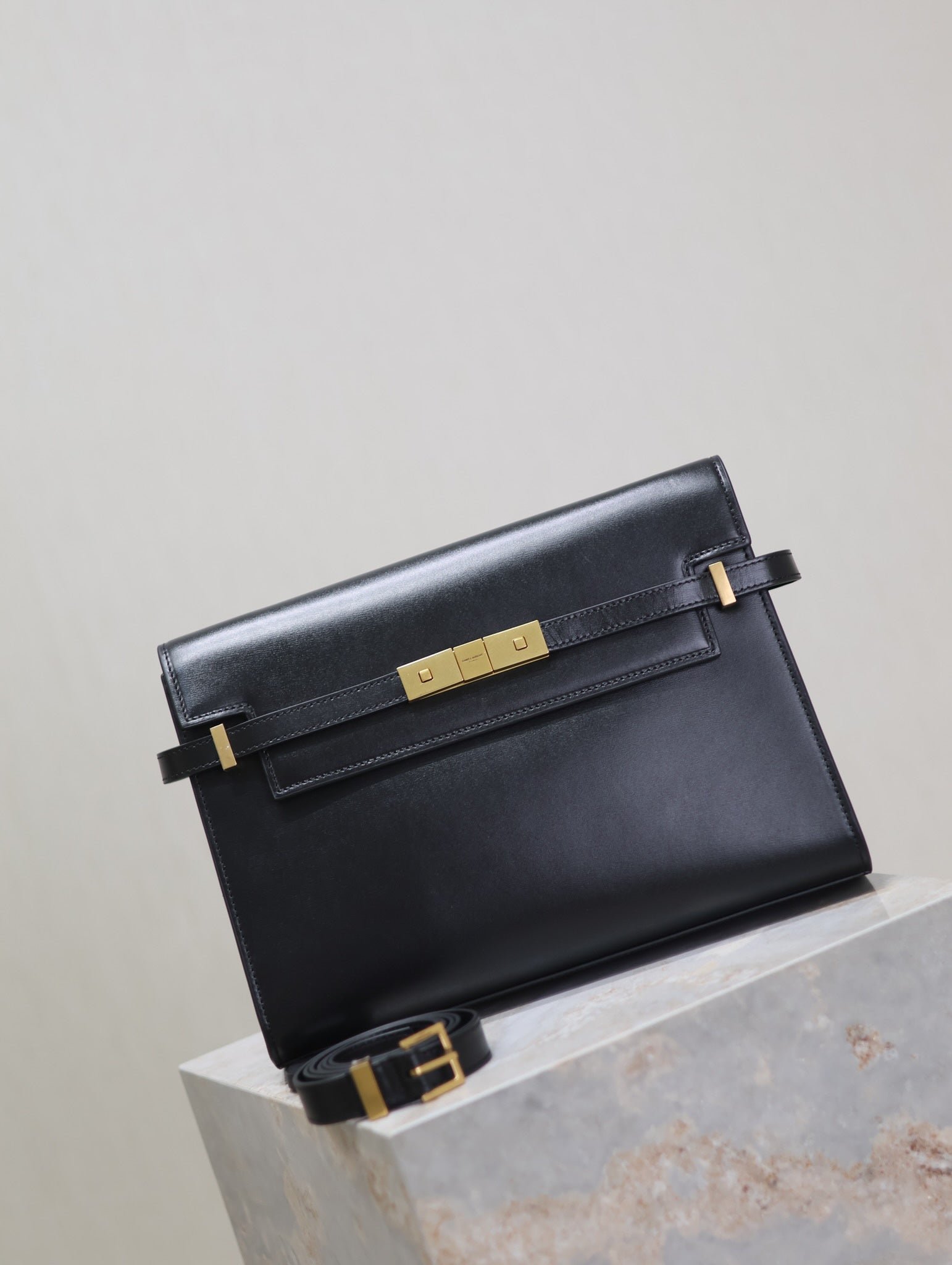 {Style No: 3VXMROZ4} MANHATTAN MEDIUM 29 IN BLACK SMOOTH CALFSKIN GOLD BUCKLE - Image 6