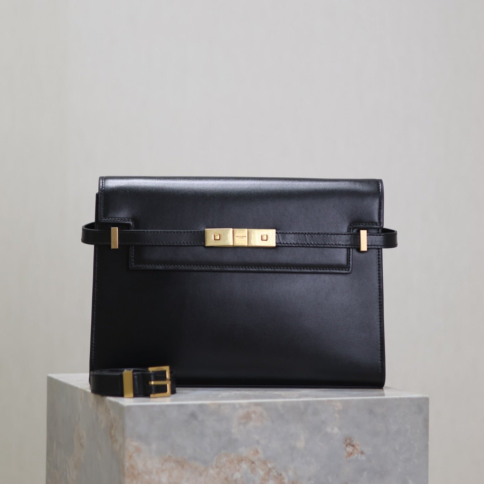 {Style No: 3VXMROZ4} MANHATTAN MEDIUM 29 IN BLACK SMOOTH CALFSKIN GOLD BUCKLE