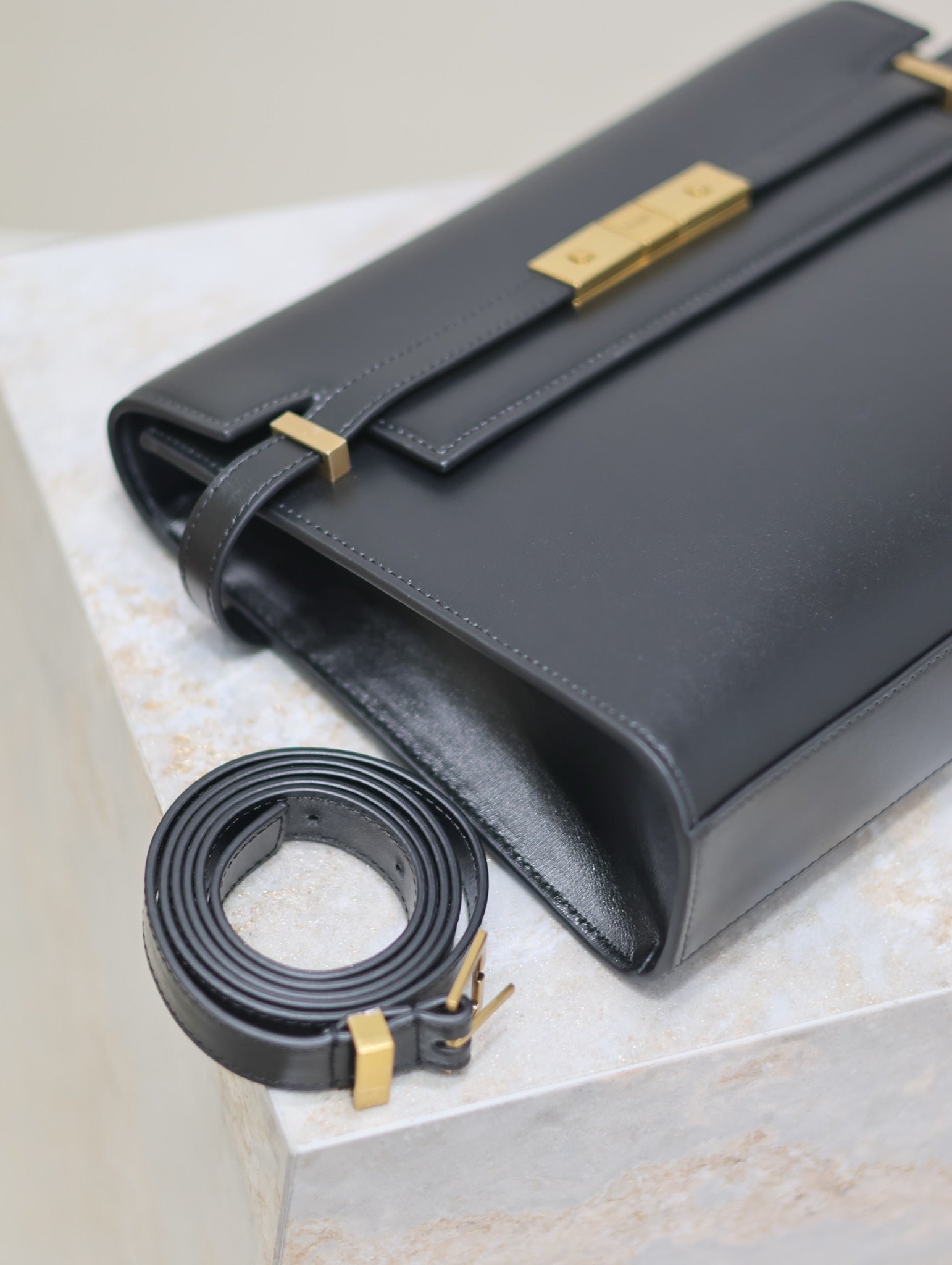 {Style No: 3VXMROZ4} MANHATTAN MEDIUM 29 IN BLACK SMOOTH CALFSKIN GOLD BUCKLE - Image 7