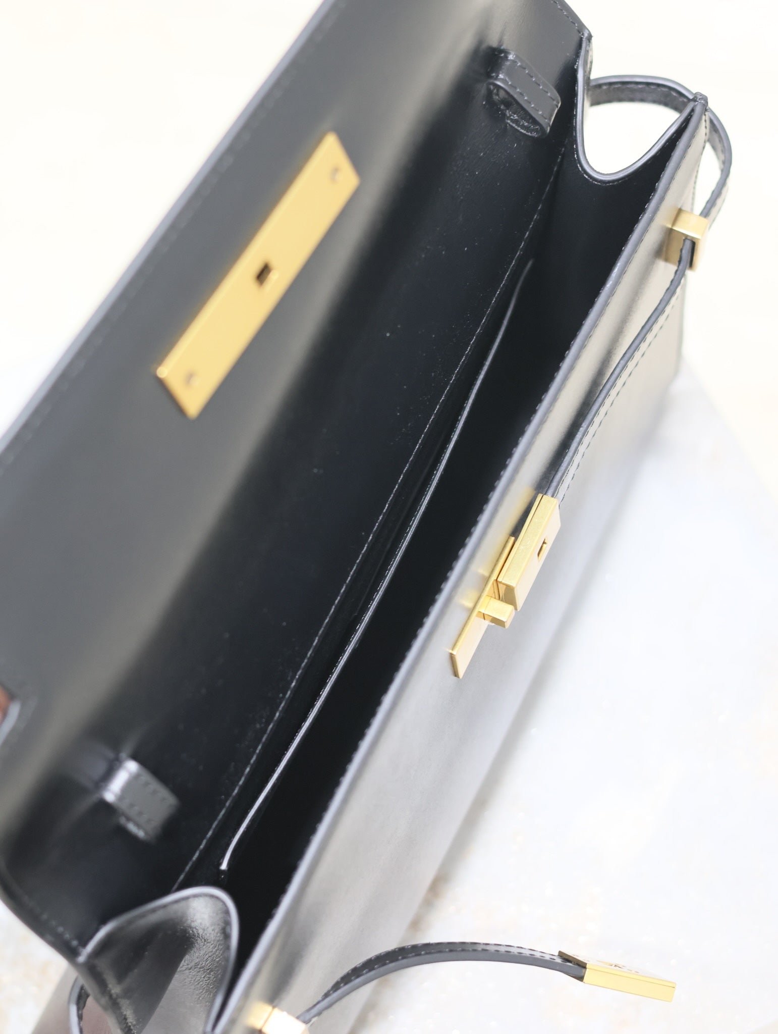 {Style No: 3VXMROZ4} MANHATTAN MEDIUM 29 IN BLACK SMOOTH CALFSKIN GOLD BUCKLE - Image 8