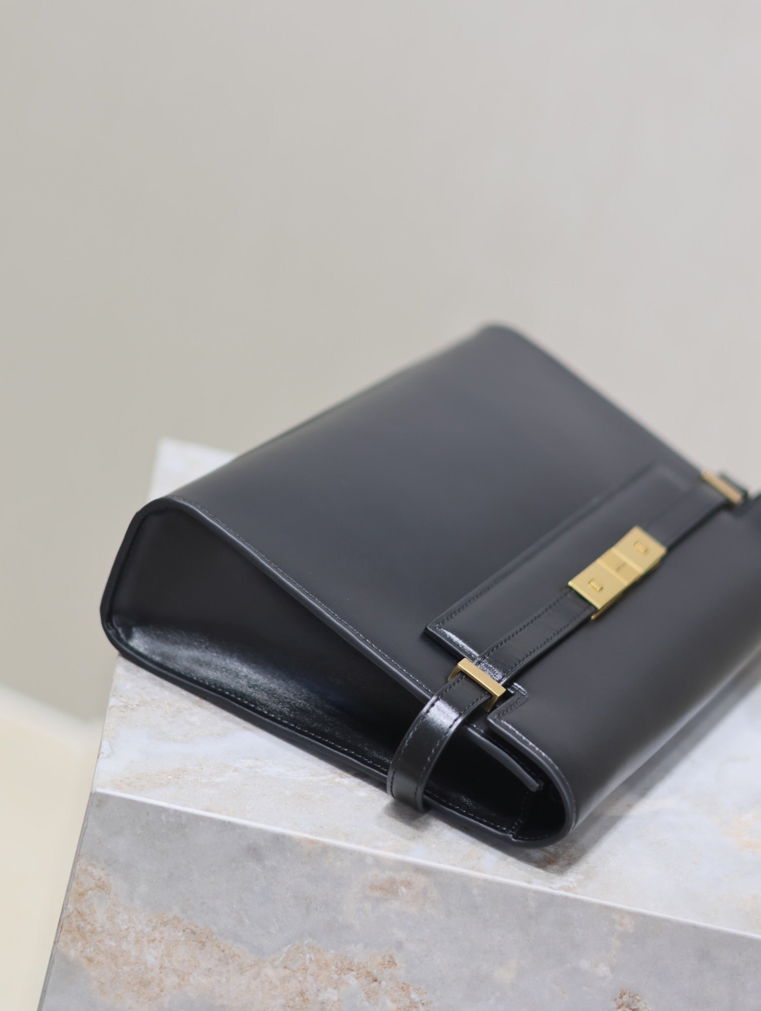 {Style No: 3VXMROZ4} MANHATTAN MEDIUM 29 IN BLACK SMOOTH CALFSKIN GOLD BUCKLE - Image 2