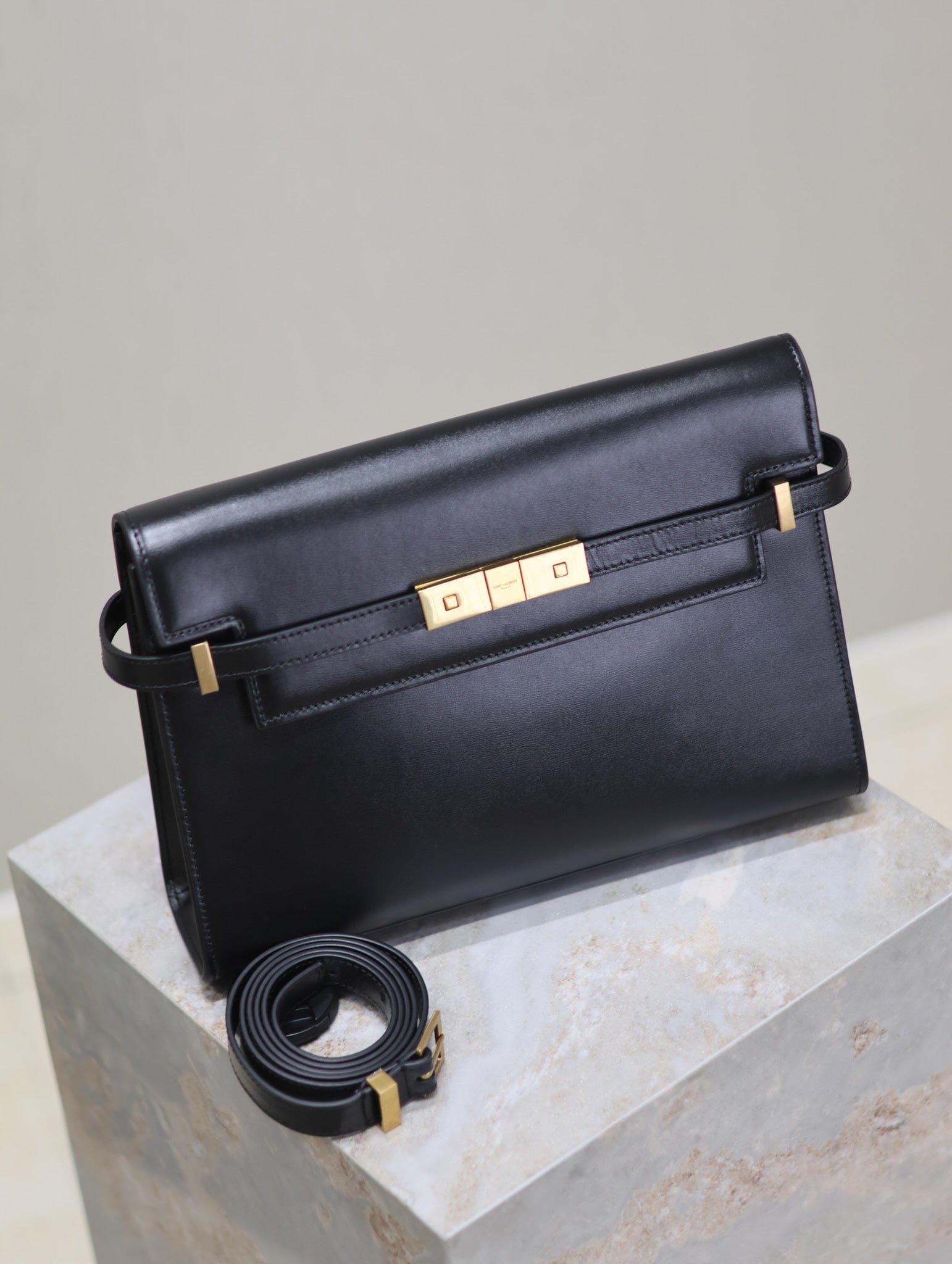 {Style No: 3VXMROZ4} MANHATTAN MEDIUM 29 IN BLACK SMOOTH CALFSKIN GOLD BUCKLE - Image 9