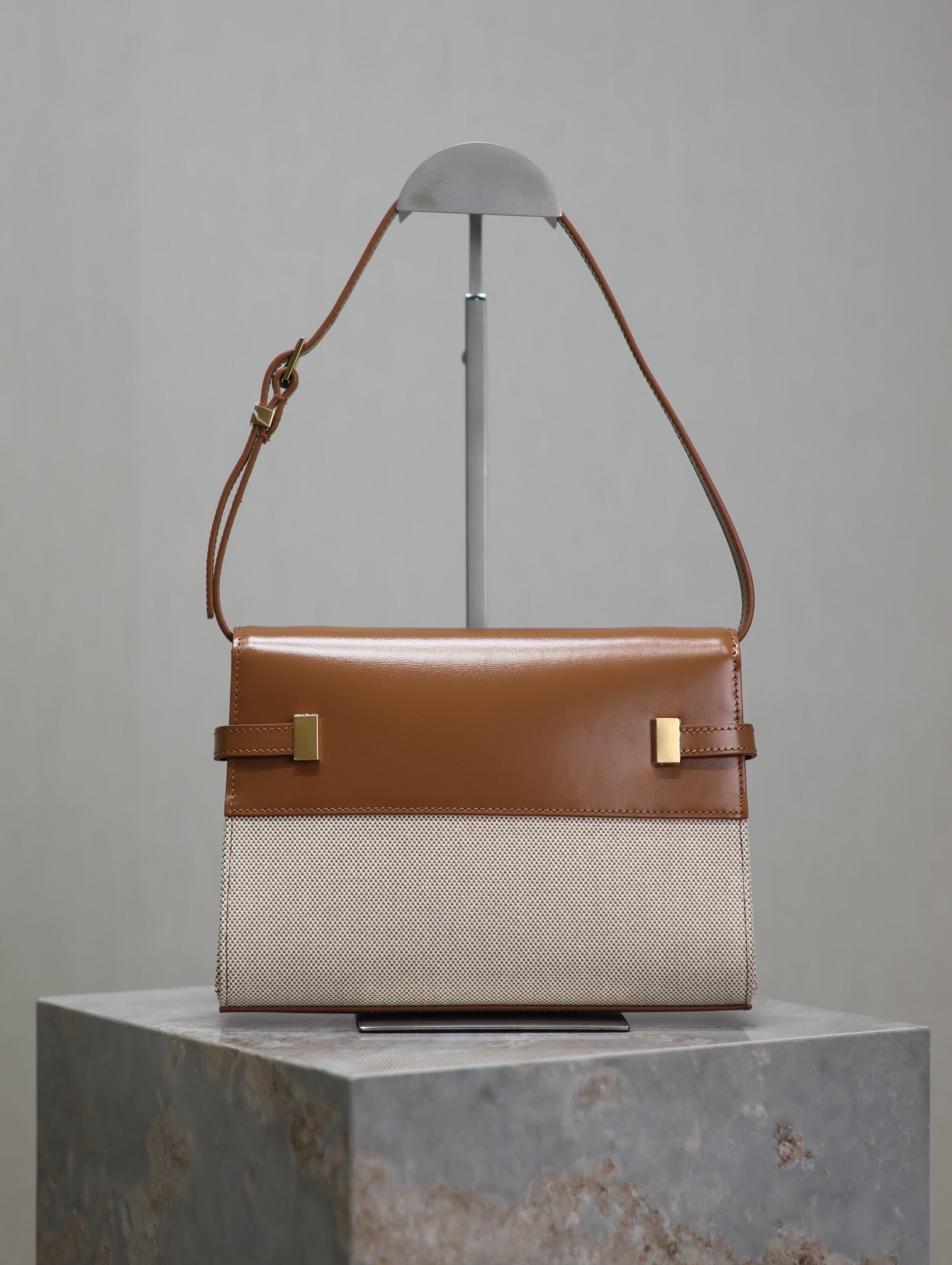 {Style No: R21Q1DND} MANHATTAN SMALL 24 IN WHITE CANVAS AND BROWN CALFSKIN GOLD HARDWARE - Image 2