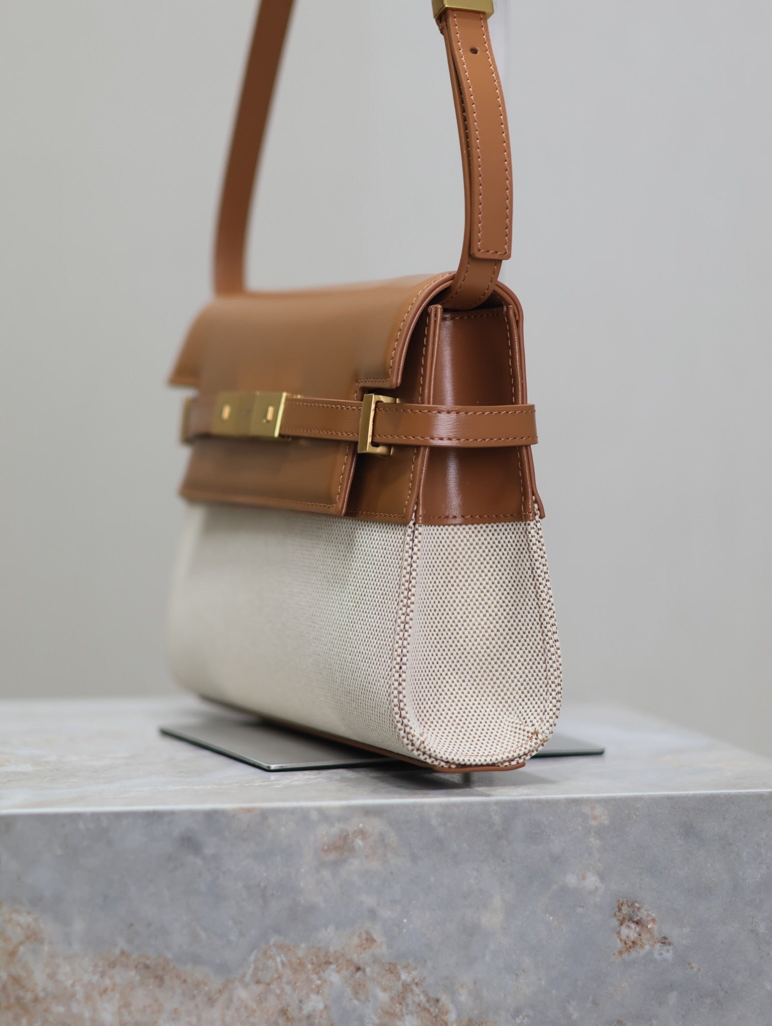 {Style No: R21Q1DND} MANHATTAN SMALL 24 IN WHITE CANVAS AND BROWN CALFSKIN GOLD HARDWARE - Image 4