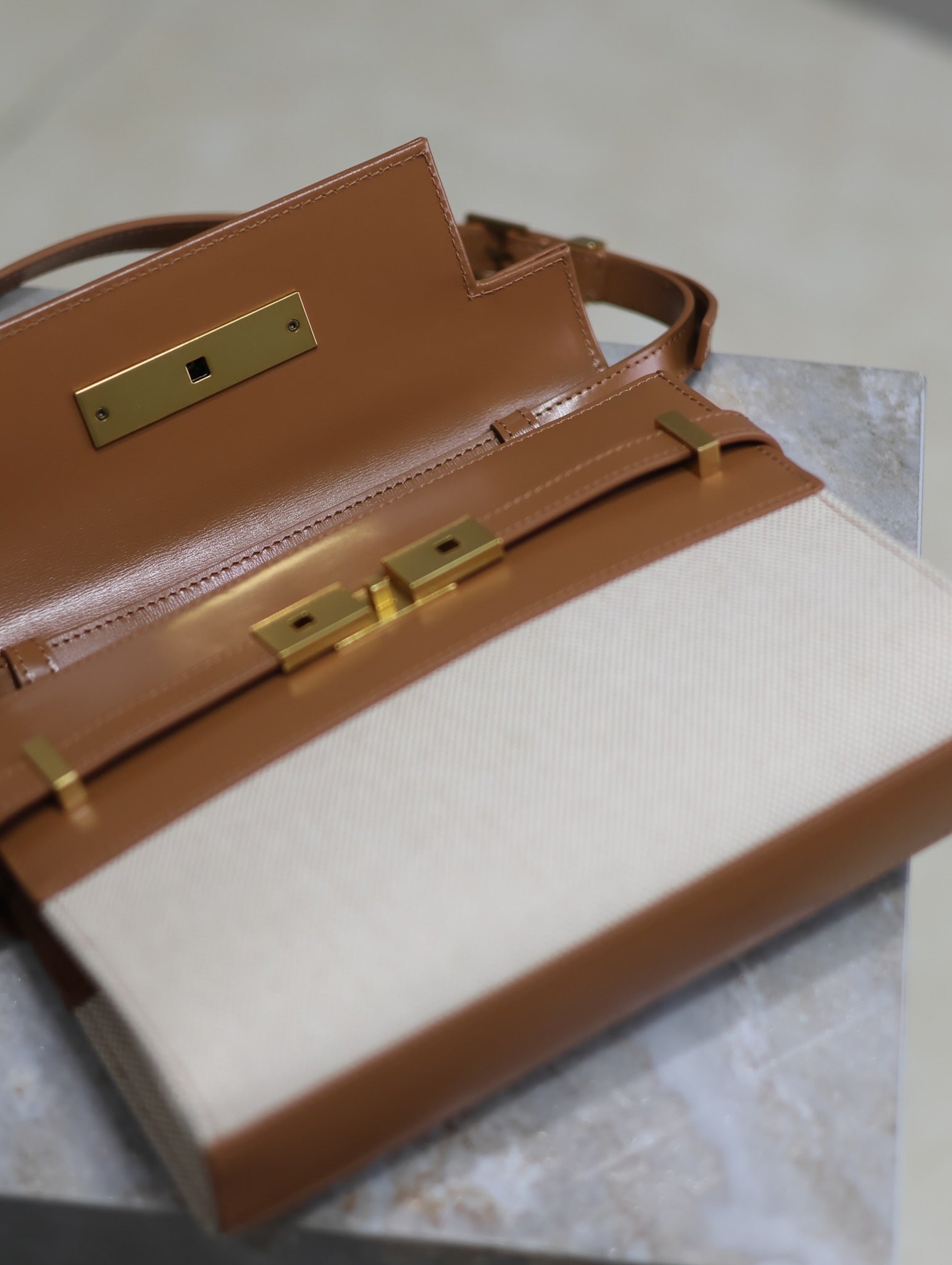 {Style No: R21Q1DND} MANHATTAN SMALL 24 IN WHITE CANVAS AND BROWN CALFSKIN GOLD HARDWARE - Image 8