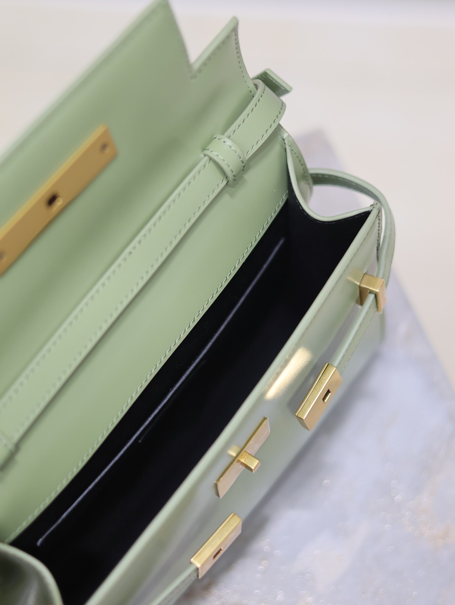 {Style No: XIW2M64P} MANHATTAN SMALL 24 IN OLIVE GREEN SMOOTH LAMBSKIN GOLD HARDWARE - Image 4