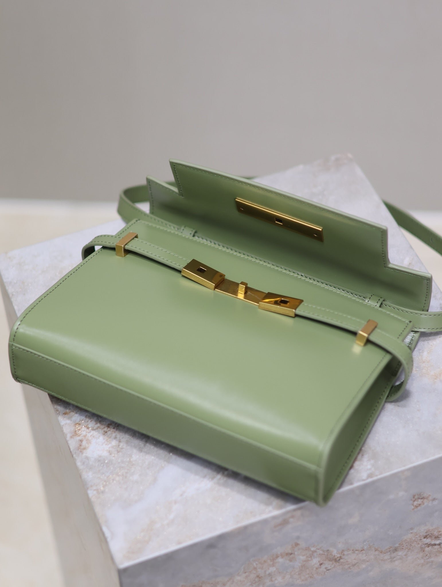 {Style No: XIW2M64P} MANHATTAN SMALL 24 IN OLIVE GREEN SMOOTH LAMBSKIN GOLD HARDWARE - Image 6