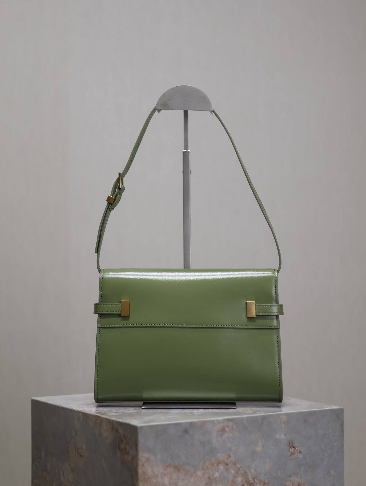 {Style No: XIW2M64P} MANHATTAN SMALL 24 IN OLIVE GREEN SMOOTH LAMBSKIN GOLD HARDWARE - Image 2