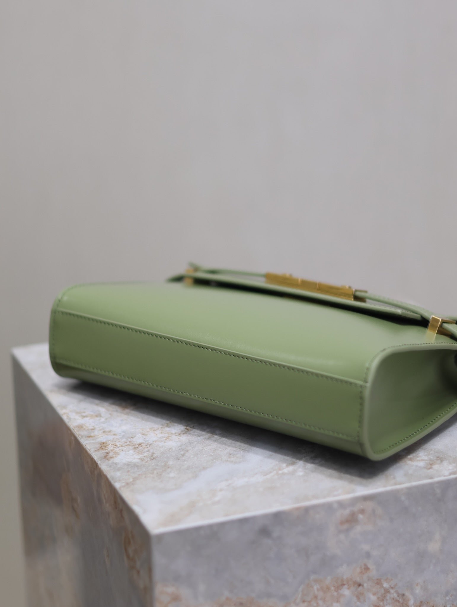 {Style No: XIW2M64P} MANHATTAN SMALL 24 IN OLIVE GREEN SMOOTH LAMBSKIN GOLD HARDWARE - Image 9
