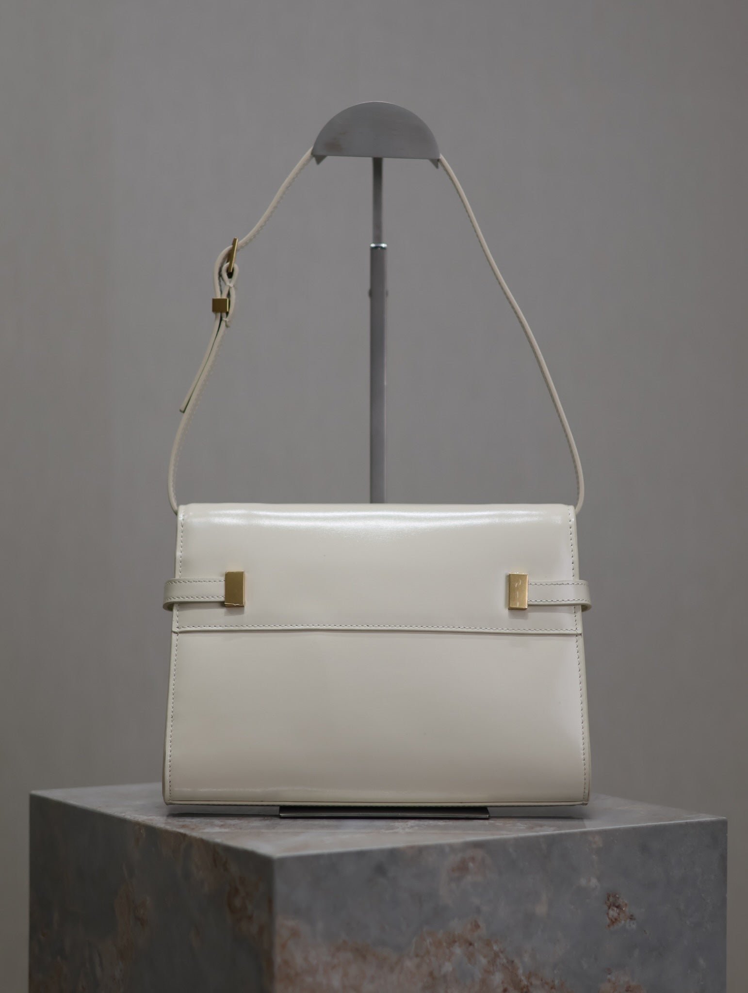 {Style No: J12W8WND} MANHATTAN SMALL 24 IN WHITE SMOOTH LAMBSKIN GOLD HARDWARE - Image 2