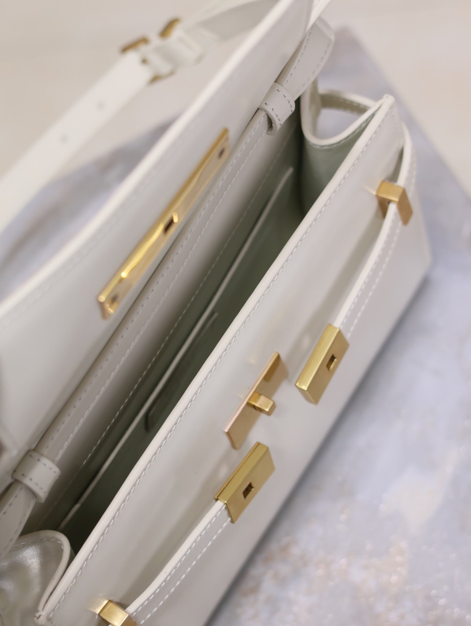 {Style No: J12W8WND} MANHATTAN SMALL 24 IN WHITE SMOOTH LAMBSKIN GOLD HARDWARE - Image 3