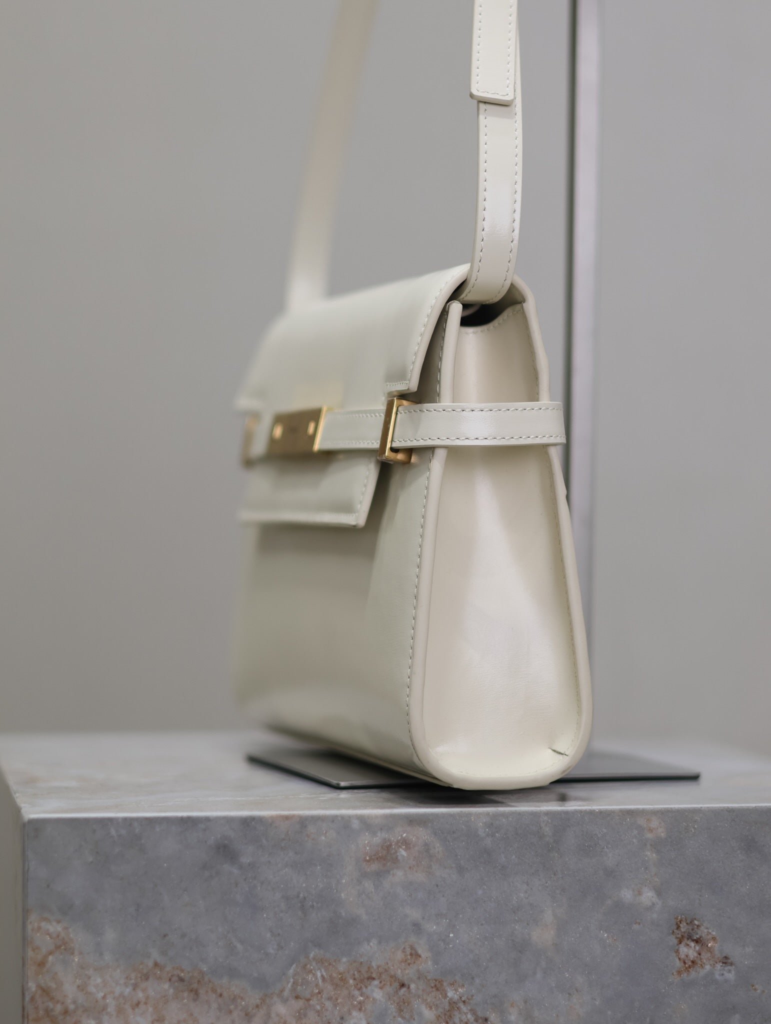 {Style No: J12W8WND} MANHATTAN SMALL 24 IN WHITE SMOOTH LAMBSKIN GOLD HARDWARE - Image 5