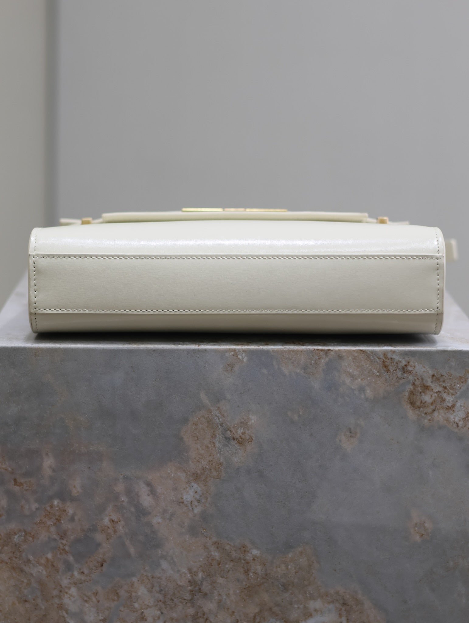 {Style No: J12W8WND} MANHATTAN SMALL 24 IN WHITE SMOOTH LAMBSKIN GOLD HARDWARE - Image 7
