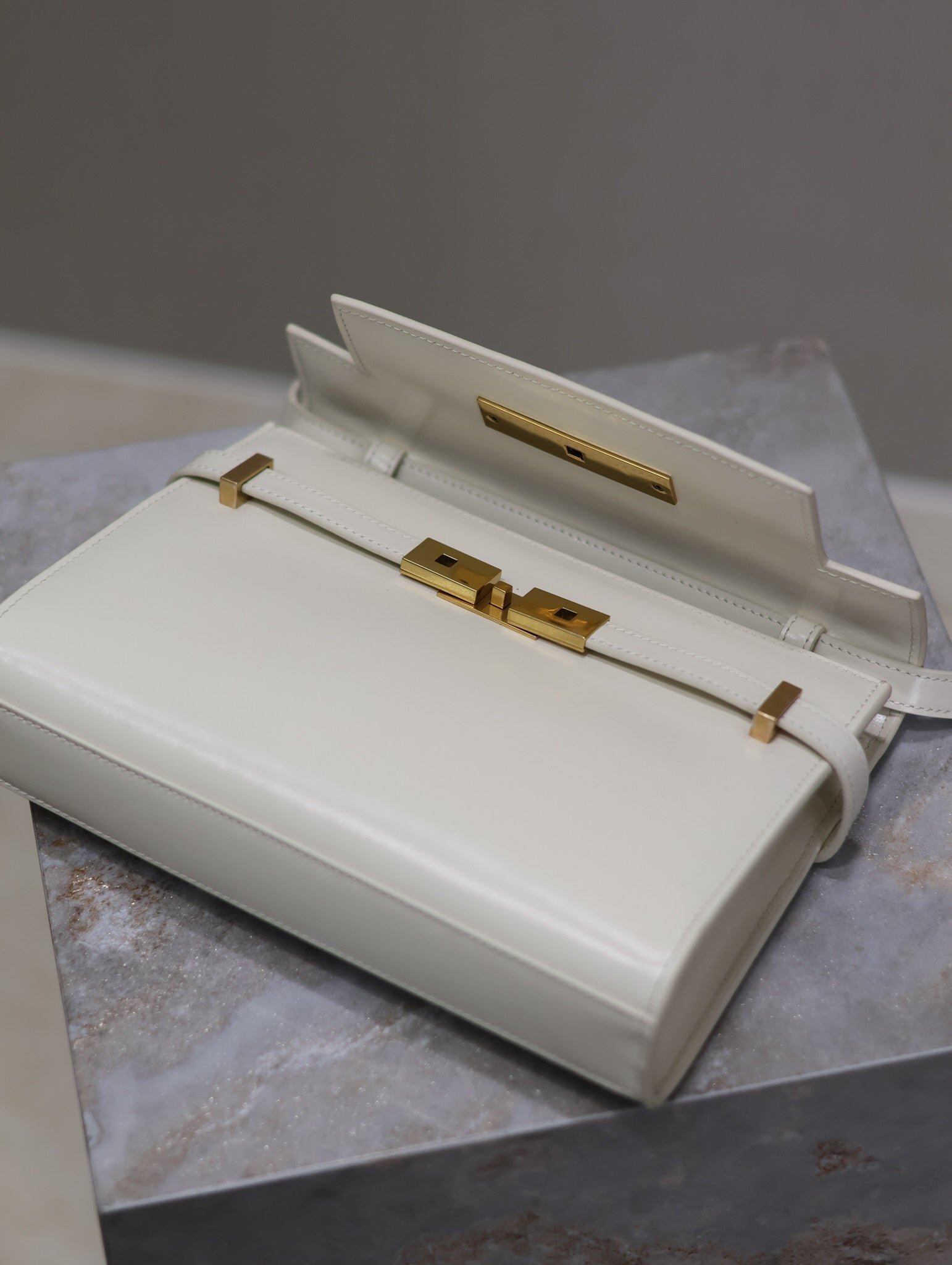 {Style No: J12W8WND} MANHATTAN SMALL 24 IN WHITE SMOOTH LAMBSKIN GOLD HARDWARE - Image 9