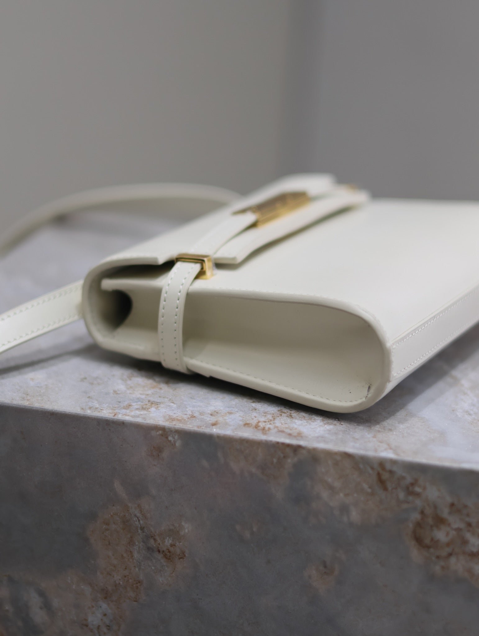 {Style No: KNAJSYV5} YSL 25S MINI MANHATTAN 19 IN BLANC VINTAGE CALFSKIN GOLD HARDWARE - Image 6