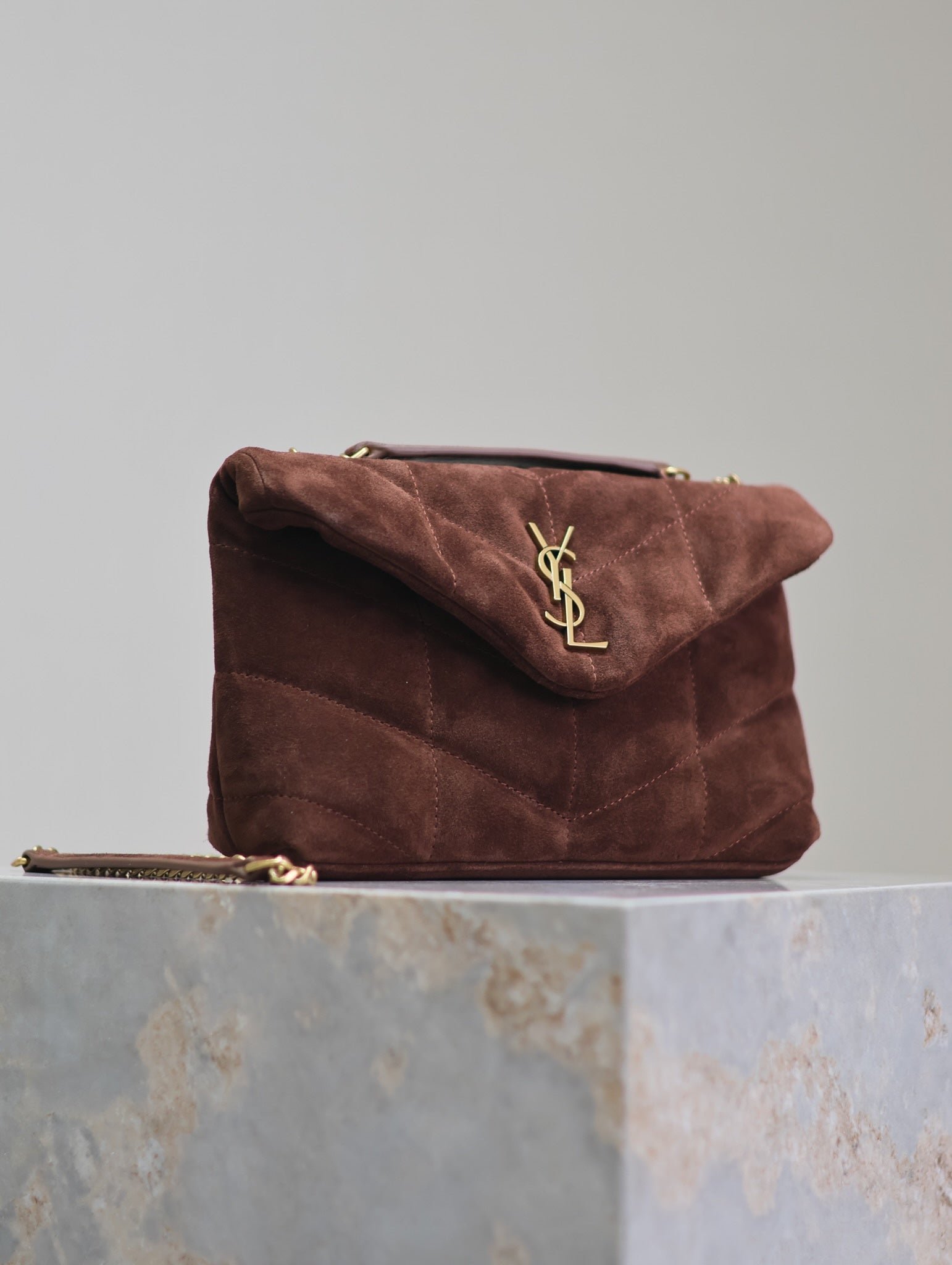 {Style No: I8FXWUSX} PUFFER TOY 23 IN WALNUT BROWN SUEDE GOLD HARDWARE - Image 8