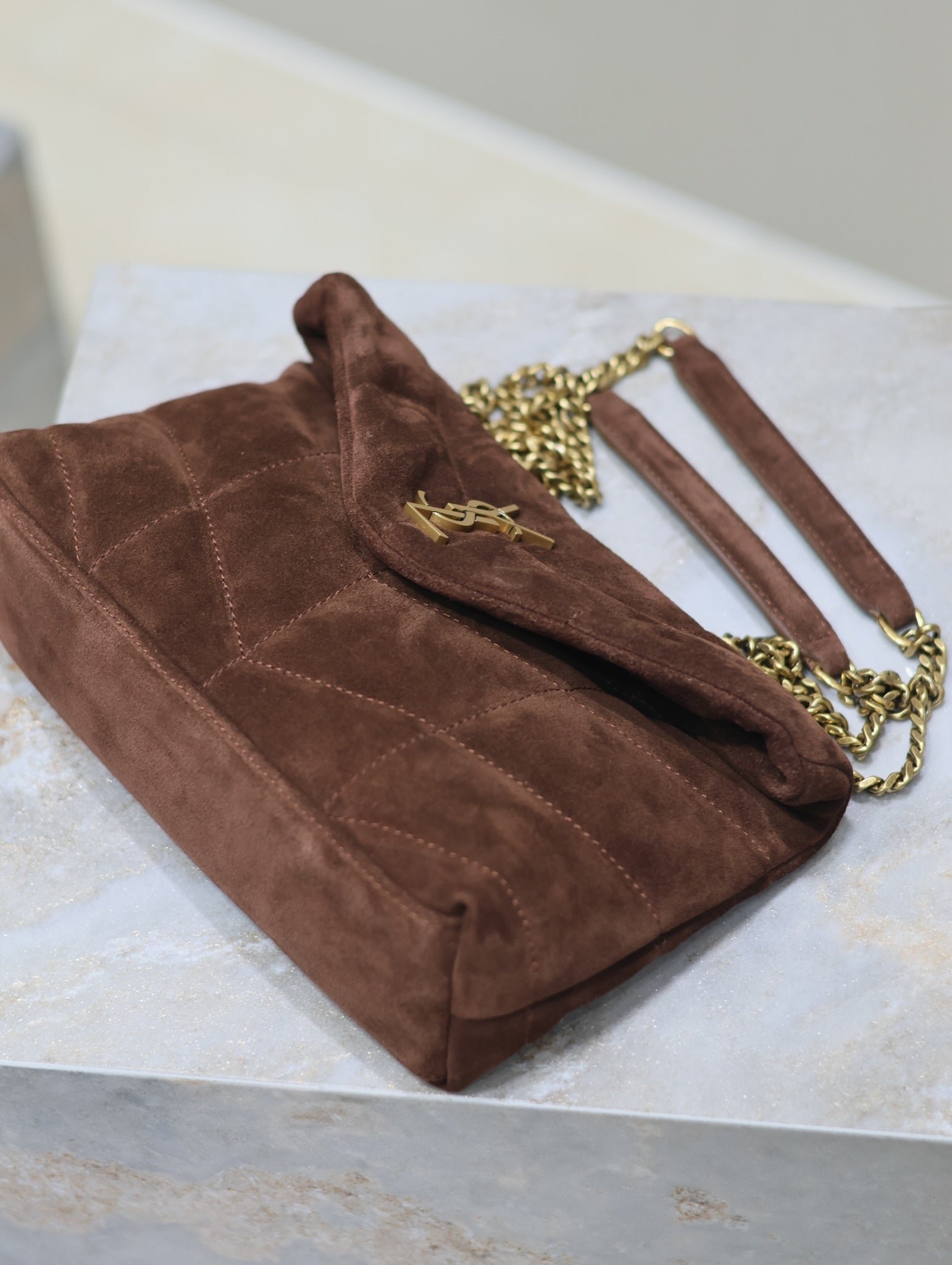 {Style No: I8FXWUSX} PUFFER TOY 23 IN WALNUT BROWN SUEDE GOLD HARDWARE - Image 4